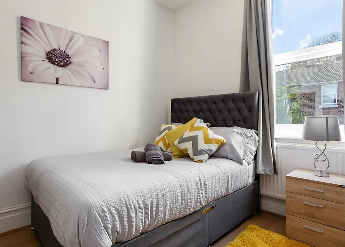 Grand Victorian Villa 6 - En-Suites, Hot Tub, Cinema Room, Private Parking & Park View