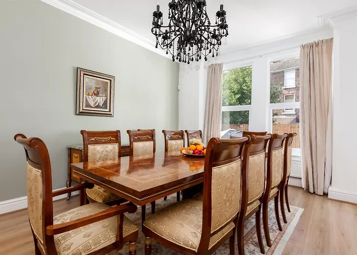 Grand Victorian Villa 6 - En-Suites, Hot Tub, Cinema Room, Private Parking & Park View