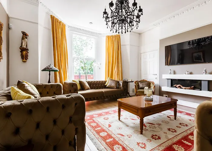 Grand Victorian Villa 6 - En-Suites, Hot Tub, Cinema Room, Private Parking & Park View