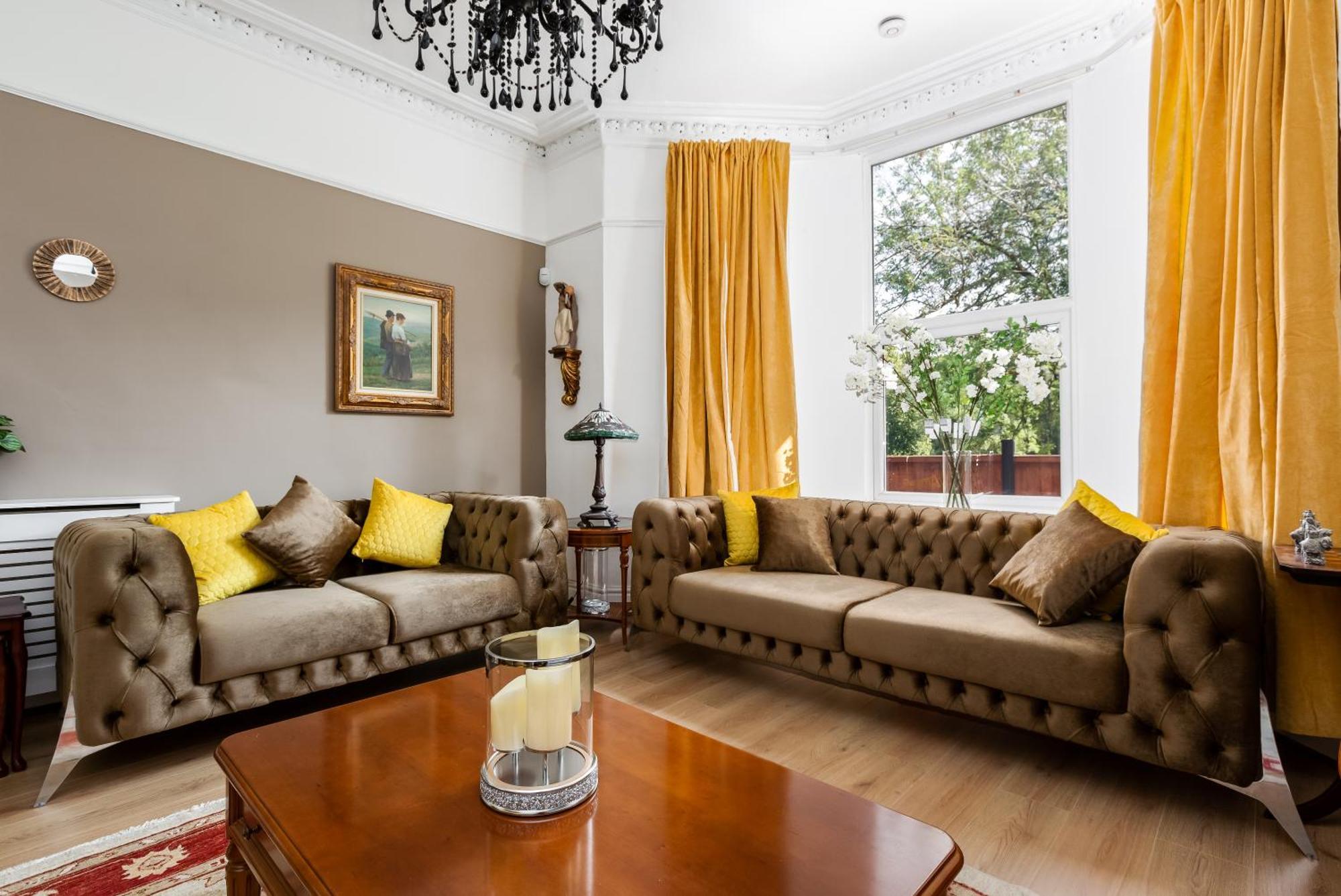 Grand Victorian 6 - En-suites, Hot Tub, Cinema Room, Private Parking & Park View Liverpool