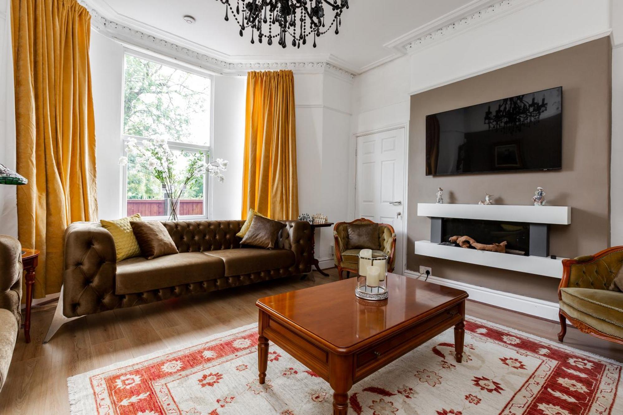 Grand Victorian 6 - En-suites, Hot Tub, Cinema Room, Private Parking & Park View Villa