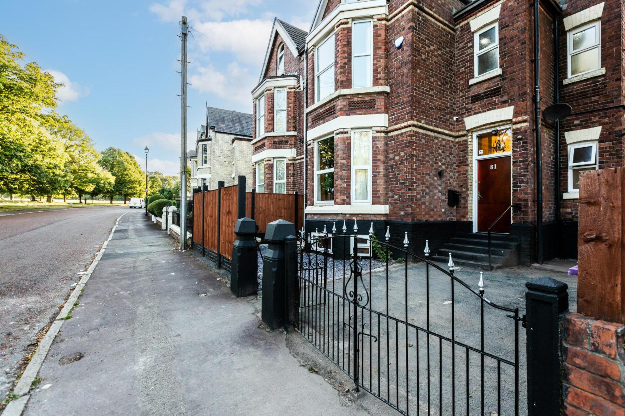 Grand Victorian 6 - En-suites, Hot Tub, Cinema Room, Private Parking & Park View Liverpool