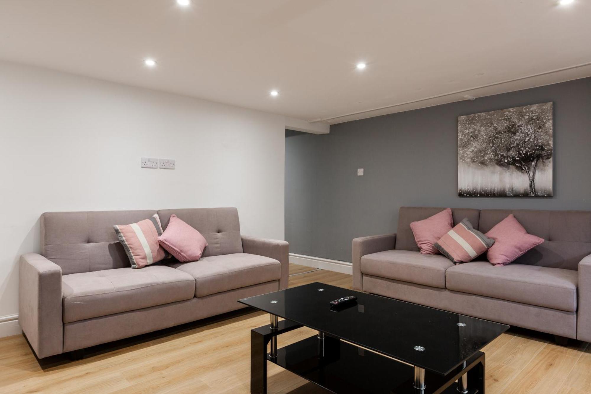 Grand Victorian 6 - En-suites, Hot Tub, Cinema Room, Private Parking & Park View *