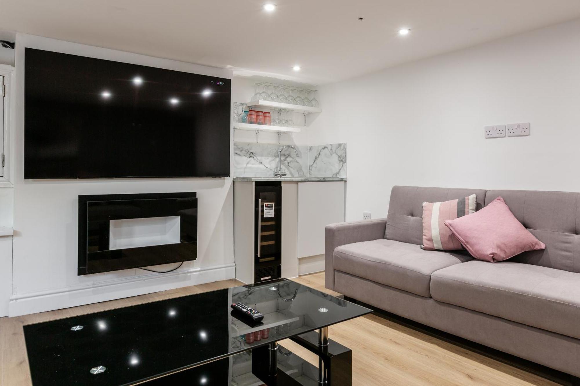 Grand Victorian 6 - En-suites, Hot Tub, Cinema Room, Private Parking & Park View Liverpool
