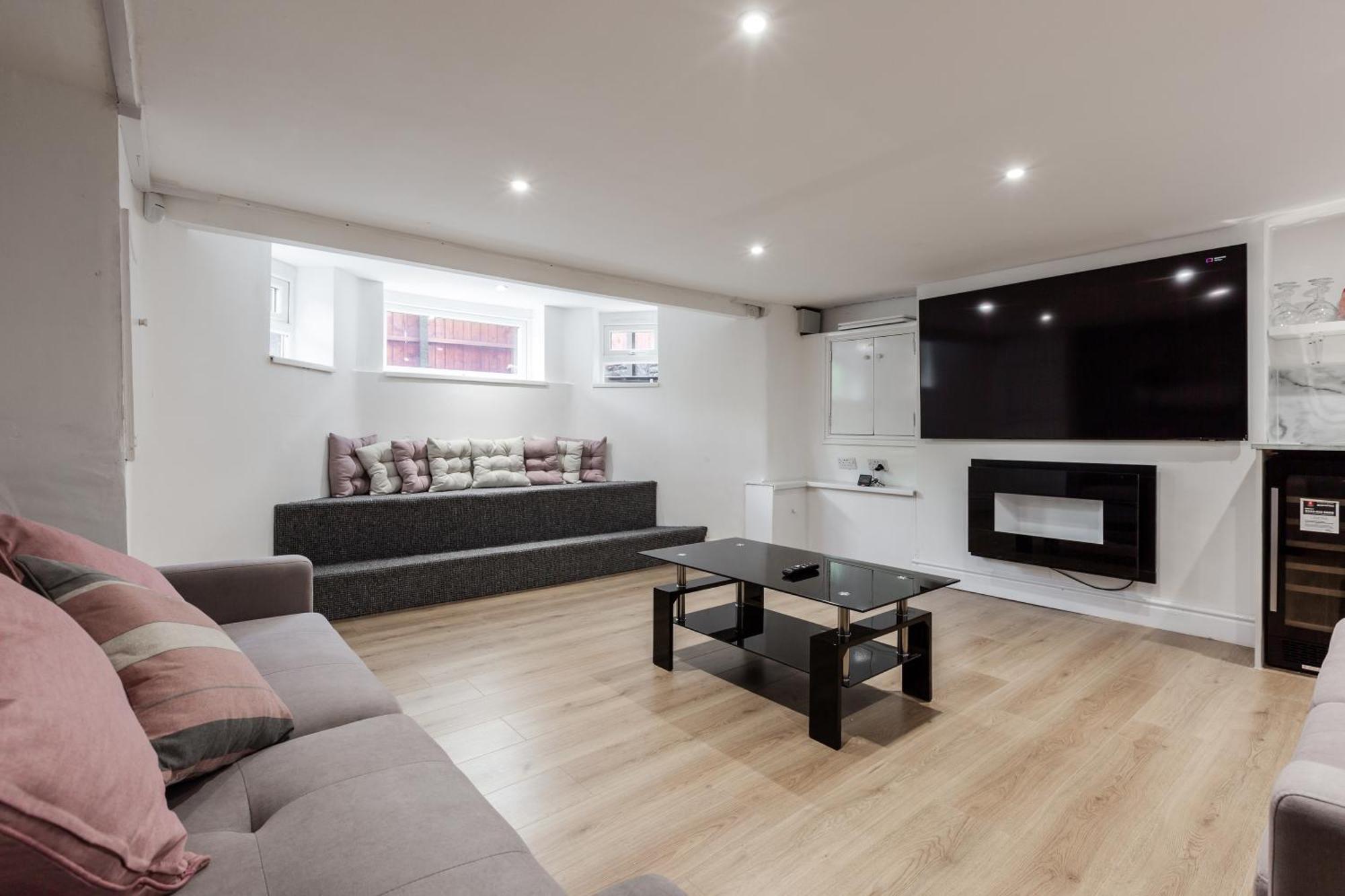 Grand Victorian 6 - En-suites, Hot Tub, Cinema Room, Private Parking & Park View Villa Liverpool