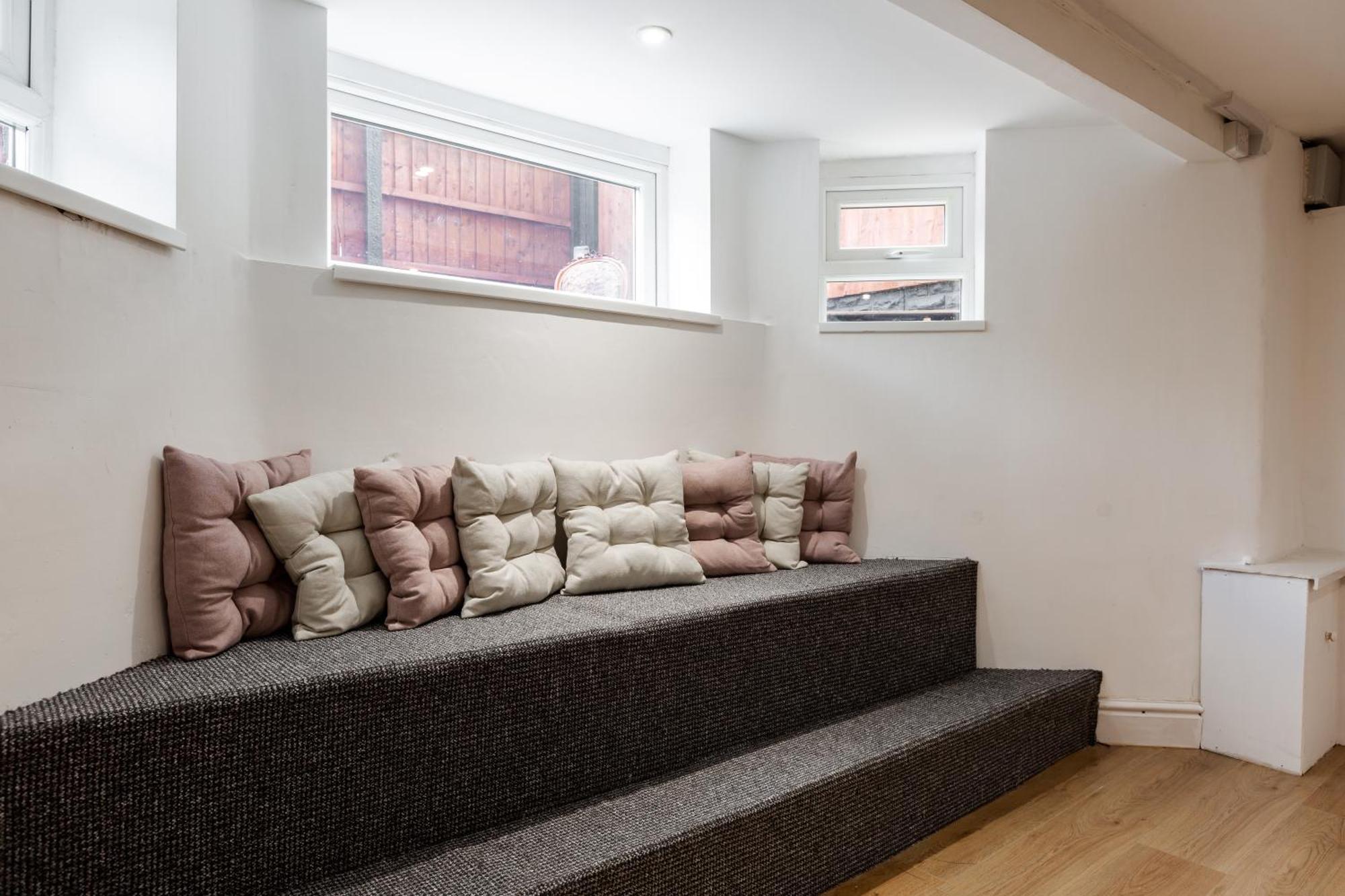 Grand Victorian 6 - En-suites, Hot Tub, Cinema Room, Private Parking & Park View Villa