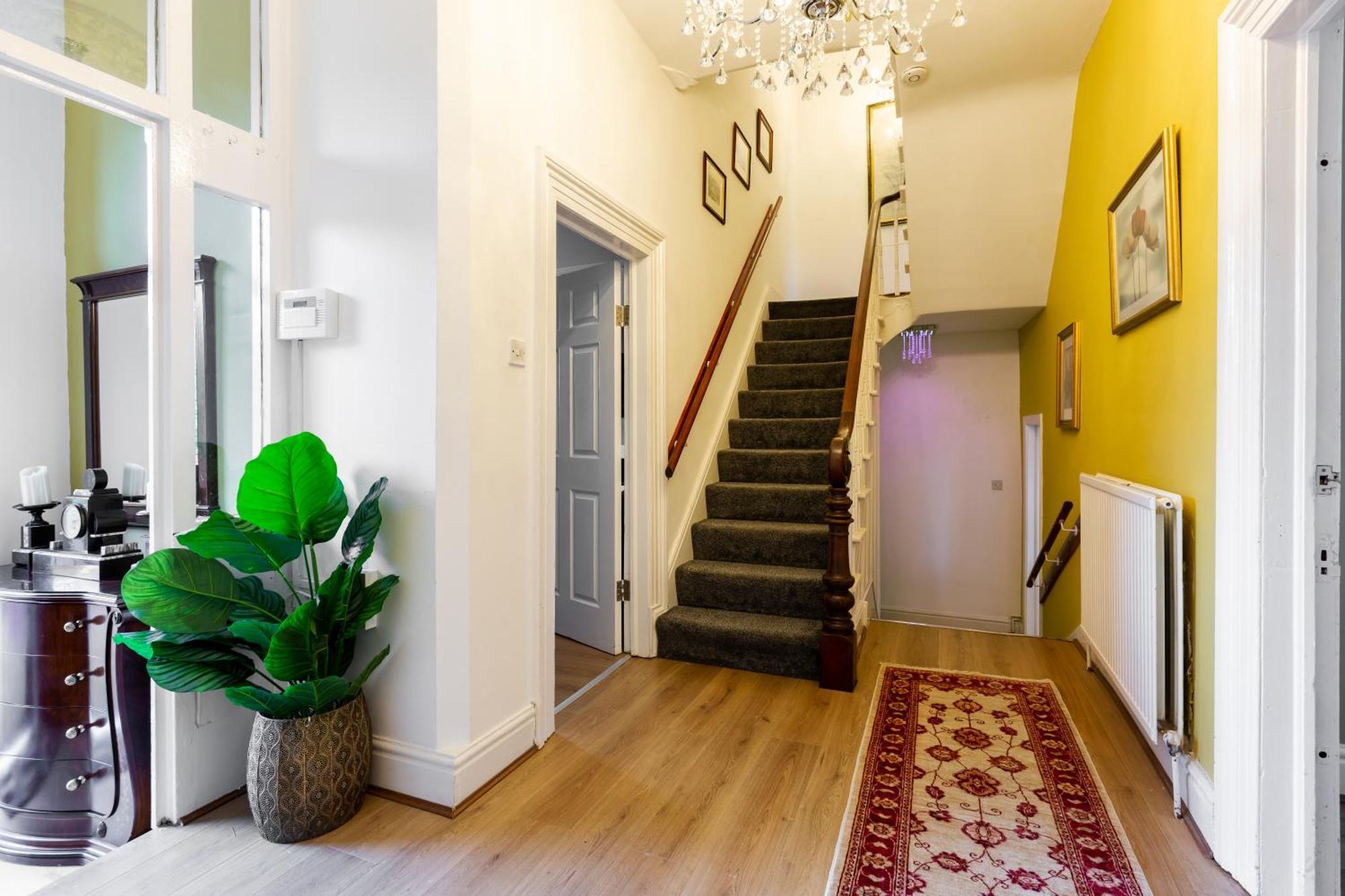 Grand Victorian 6 - En-suites, Hot Tub, Cinema Room, Private Parking & Park View *