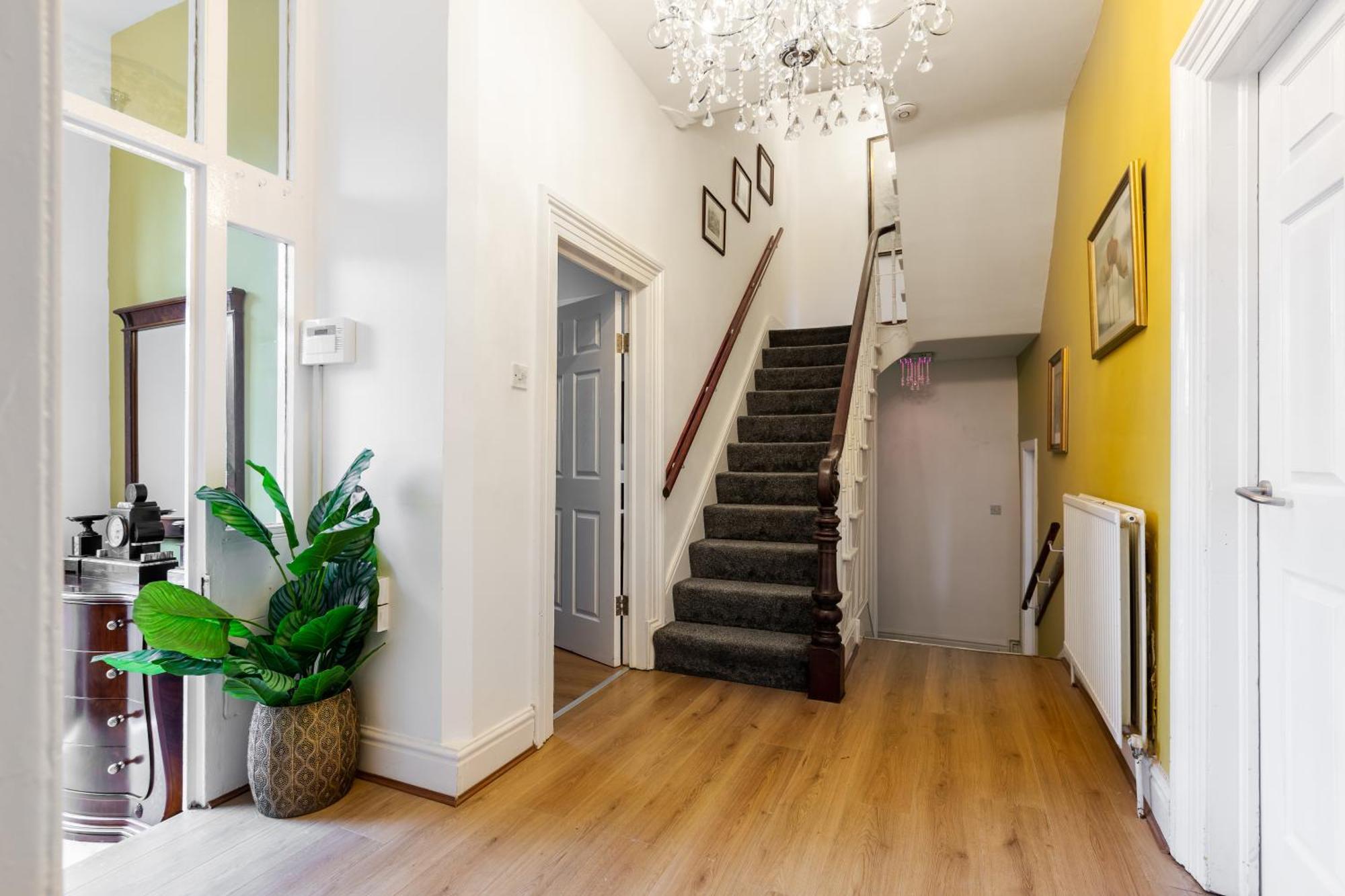 Grand Victorian 6 - En-suites, Hot Tub, Cinema Room, Private Parking & Park View * Liverpool