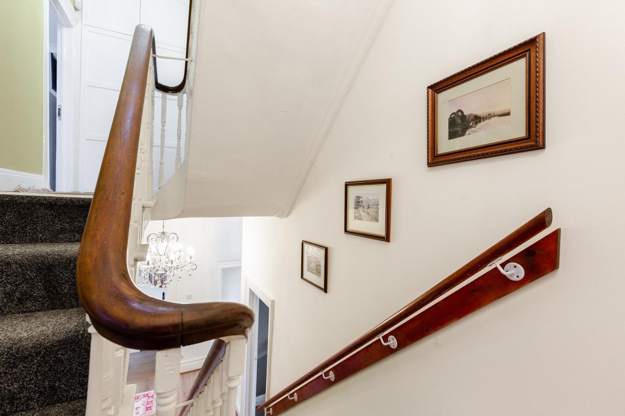 Grand Victorian 6 - En-suites, Hot Tub, Cinema Room, Private Parking & Park View * Liverpool