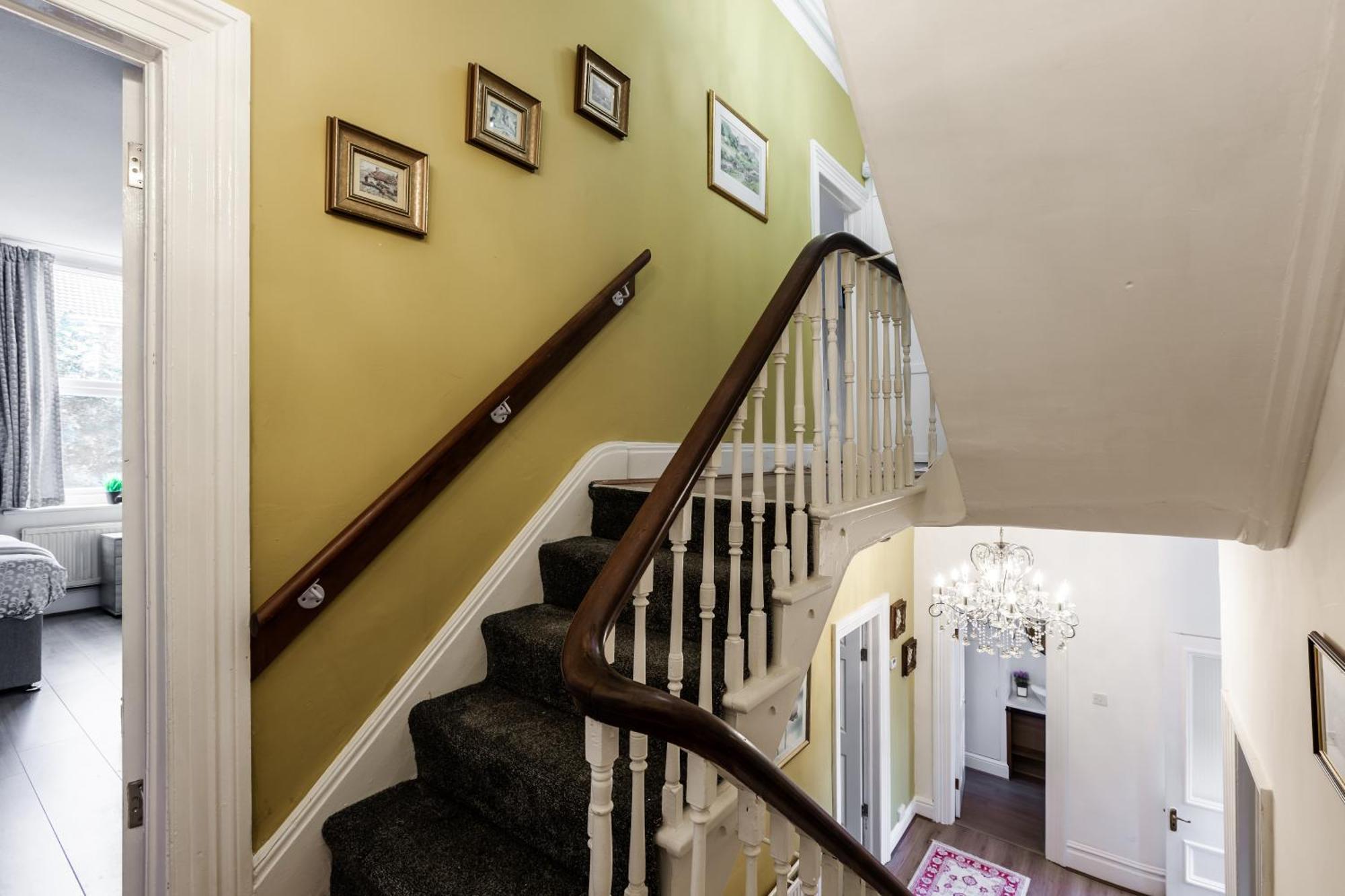 Grand Victorian 6 - En-suites, Hot Tub, Cinema Room, Private Parking & Park View Villa Liverpool