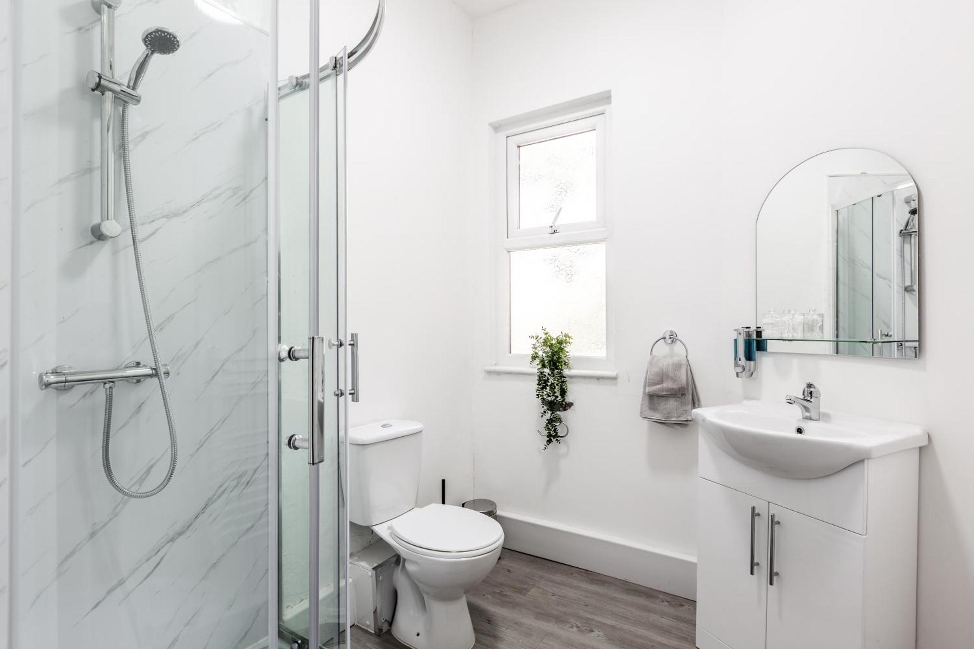 Grand Victorian 6 - En-suites, Hot Tub, Cinema Room, Private Parking & Park View Villa Liverpool