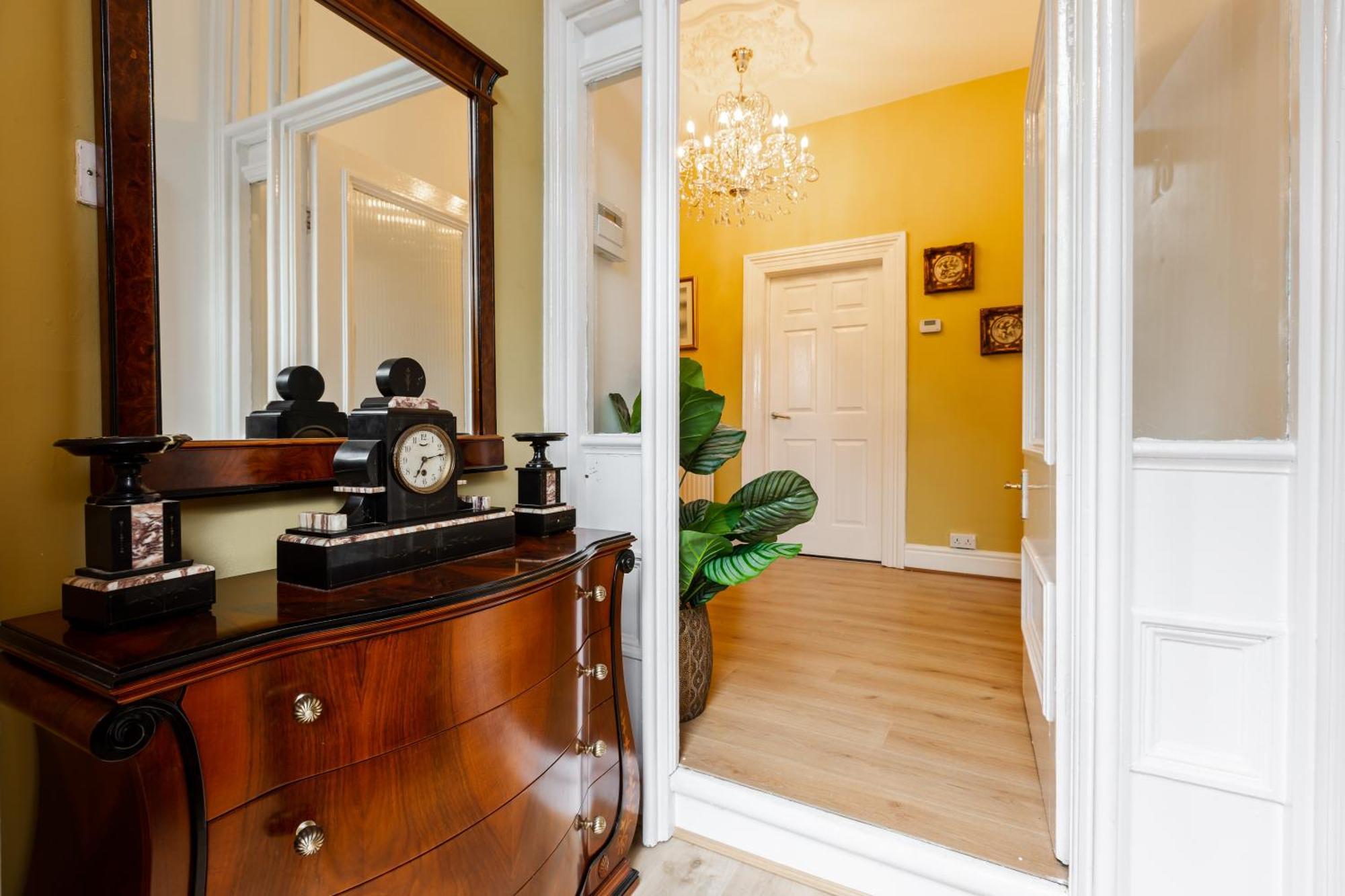Grand Victorian 6 - En-suites, Hot Tub, Cinema Room, Private Parking & Park View