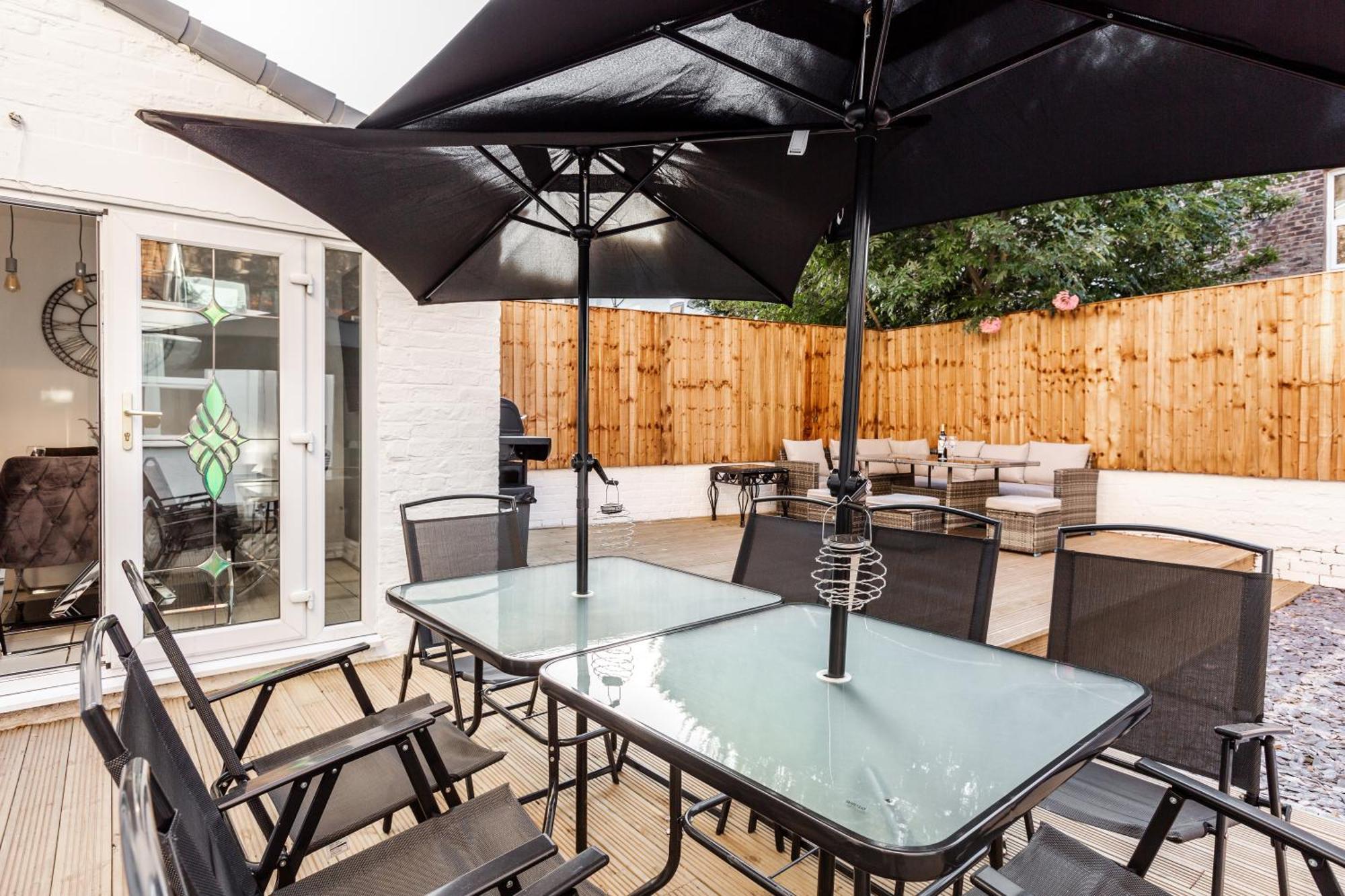 Grand Victorian 6 - En-suites, Hot Tub, Cinema Room, Private Parking & Park View Liverpool