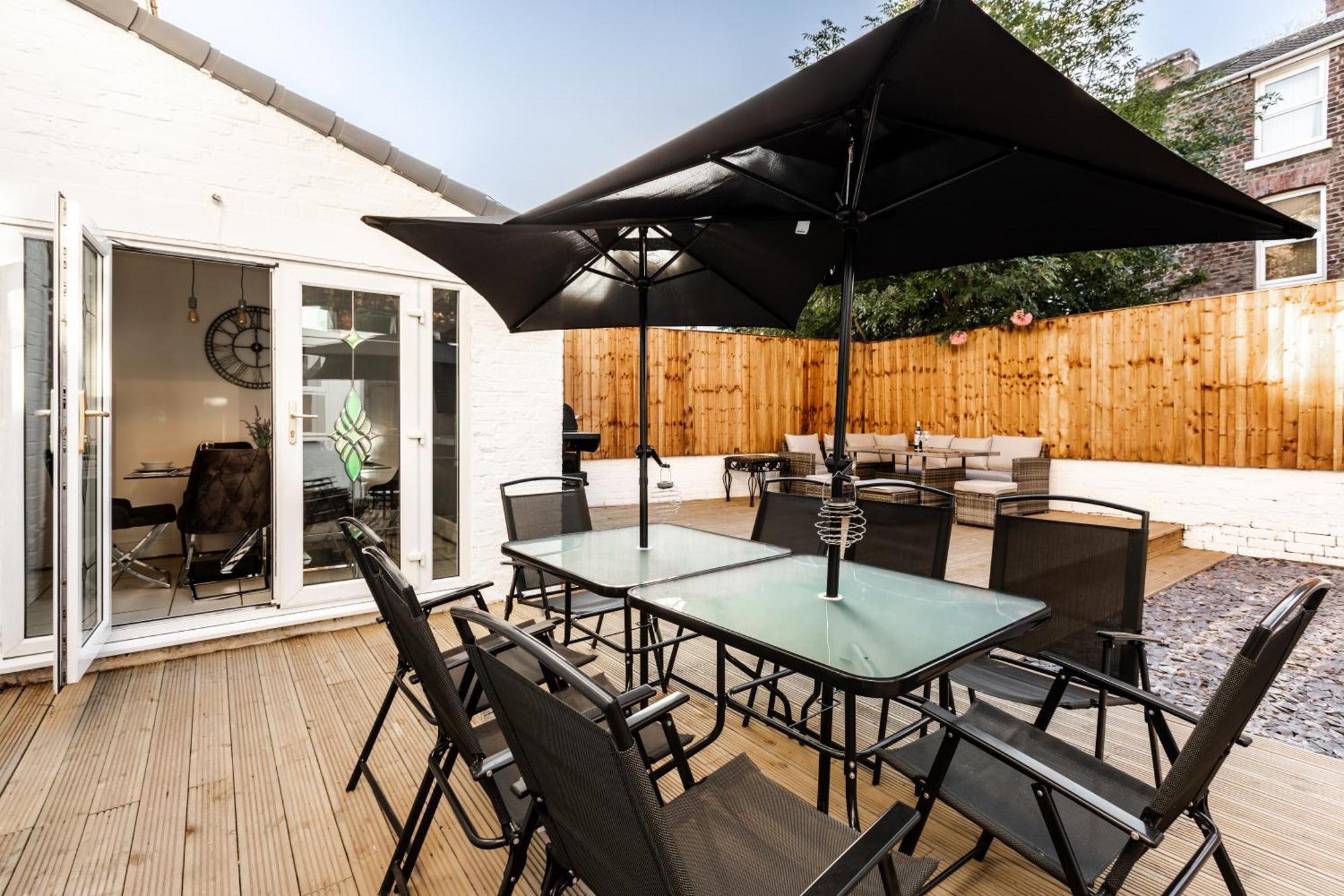 Grand Victorian 6 - En-suites, Hot Tub, Cinema Room, Private Parking & Park View