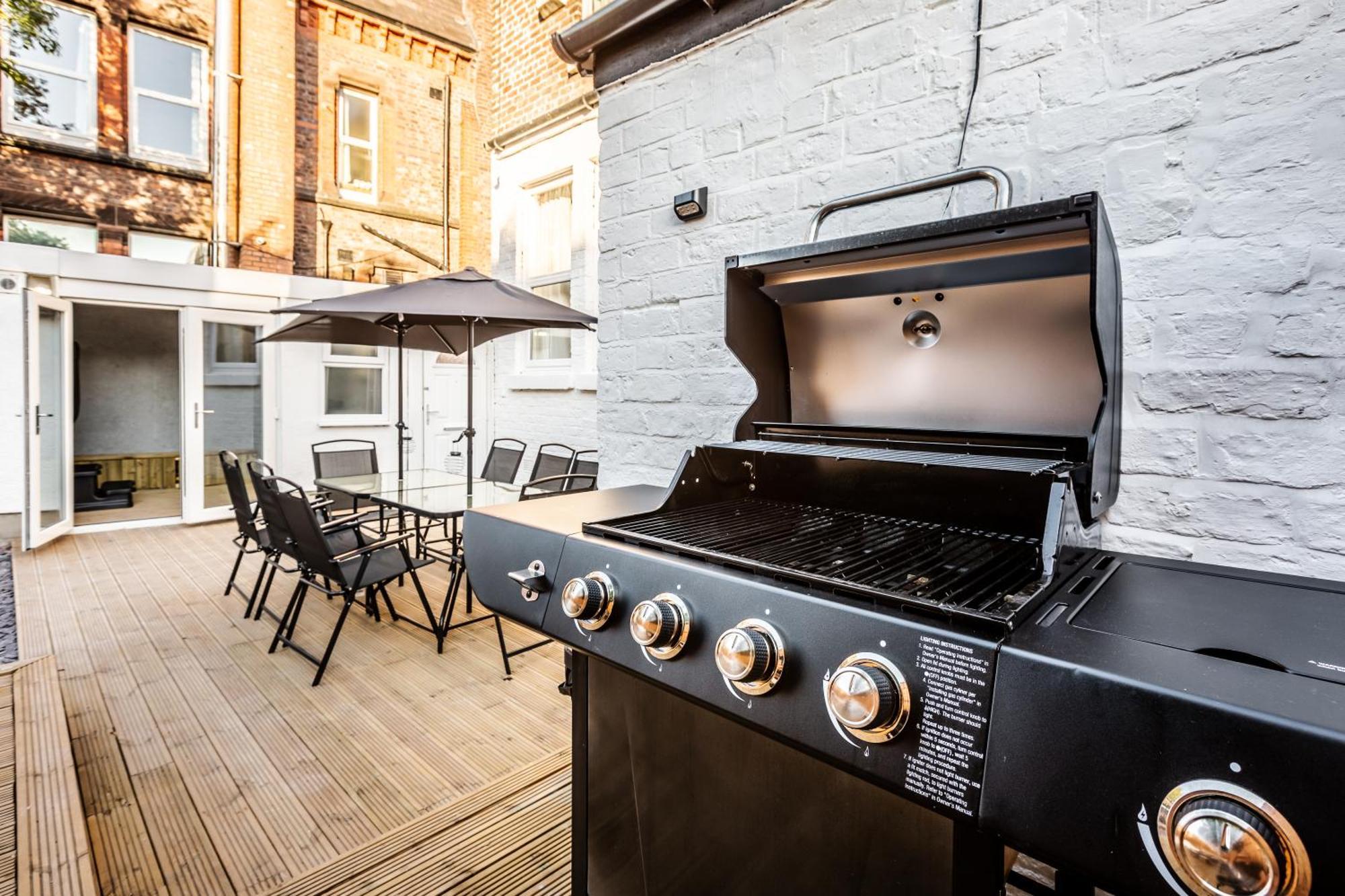 Grand Victorian 6 - En-suites, Hot Tub, Cinema Room, Private Parking & Park View Villa