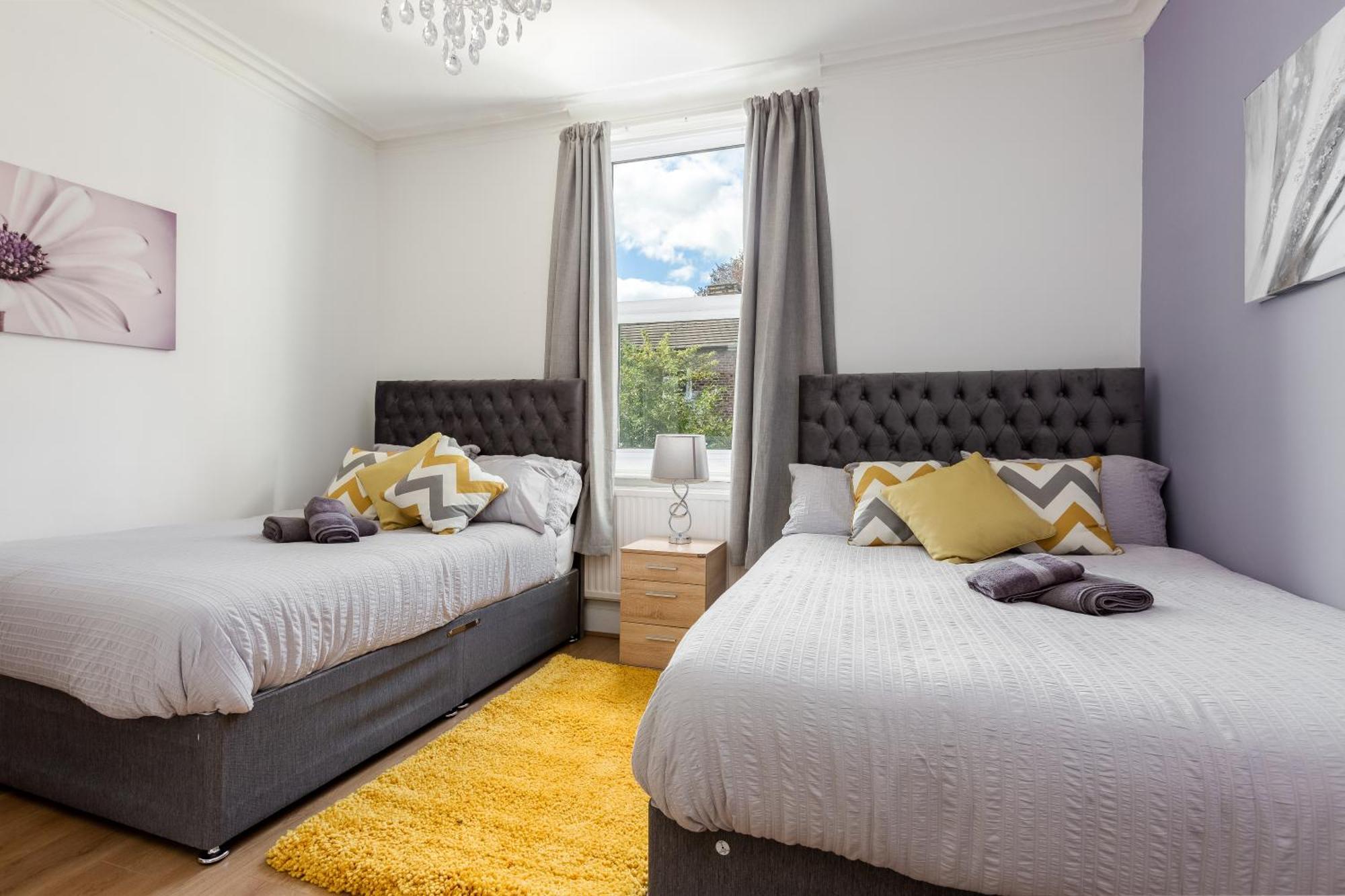 Grand Victorian 6 - En-suites, Hot Tub, Cinema Room, Private Parking & Park View Villa