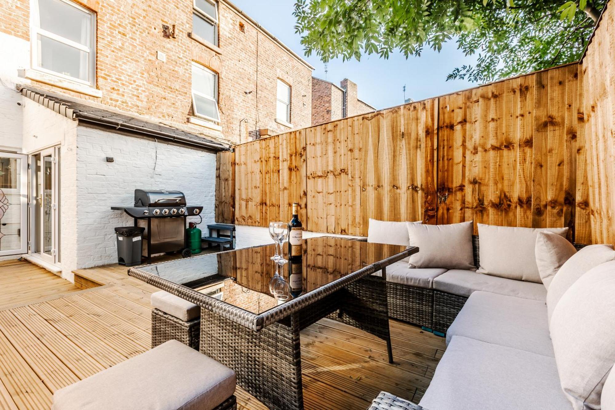 Grand Victorian 6 - En-suites, Hot Tub, Cinema Room, Private Parking & Park View Villa *