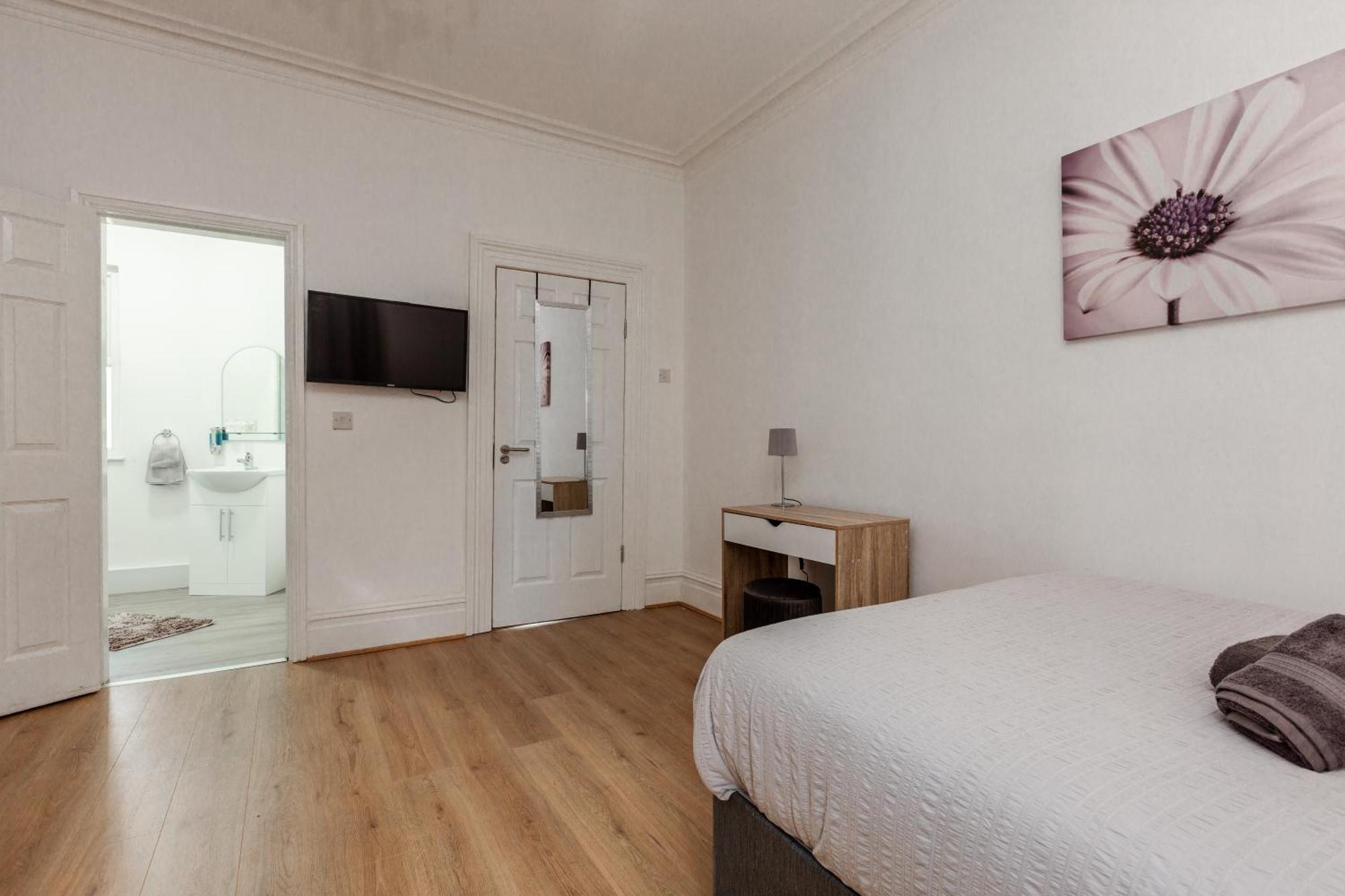 Grand Victorian 6 - En-suites, Hot Tub, Cinema Room, Private Parking & Park View