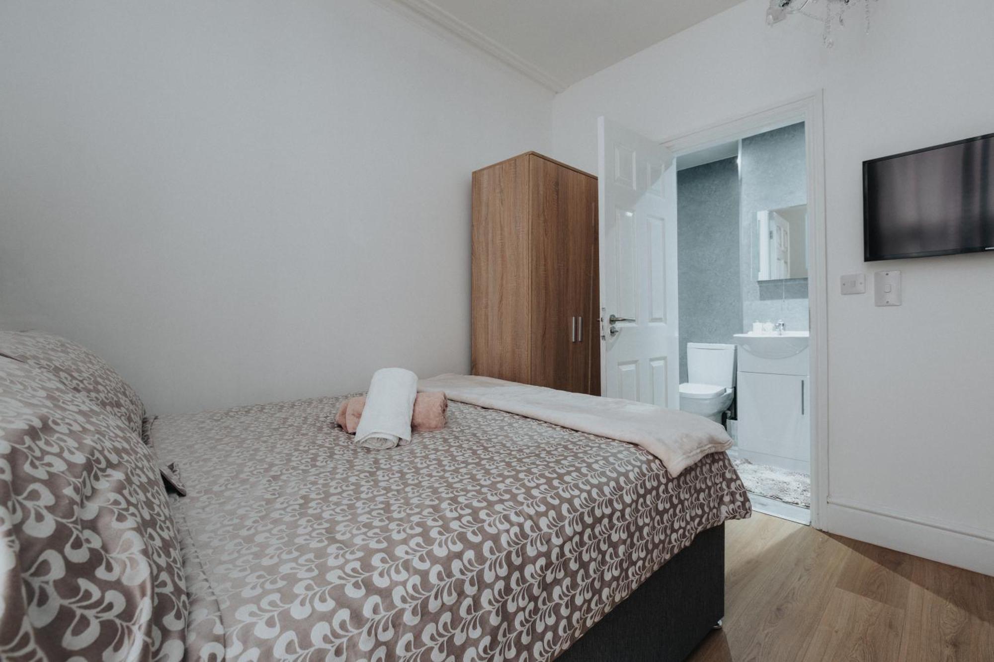 Grand Victorian 6 - En-suites, Hot Tub, Cinema Room, Private Parking & Park View Villa
