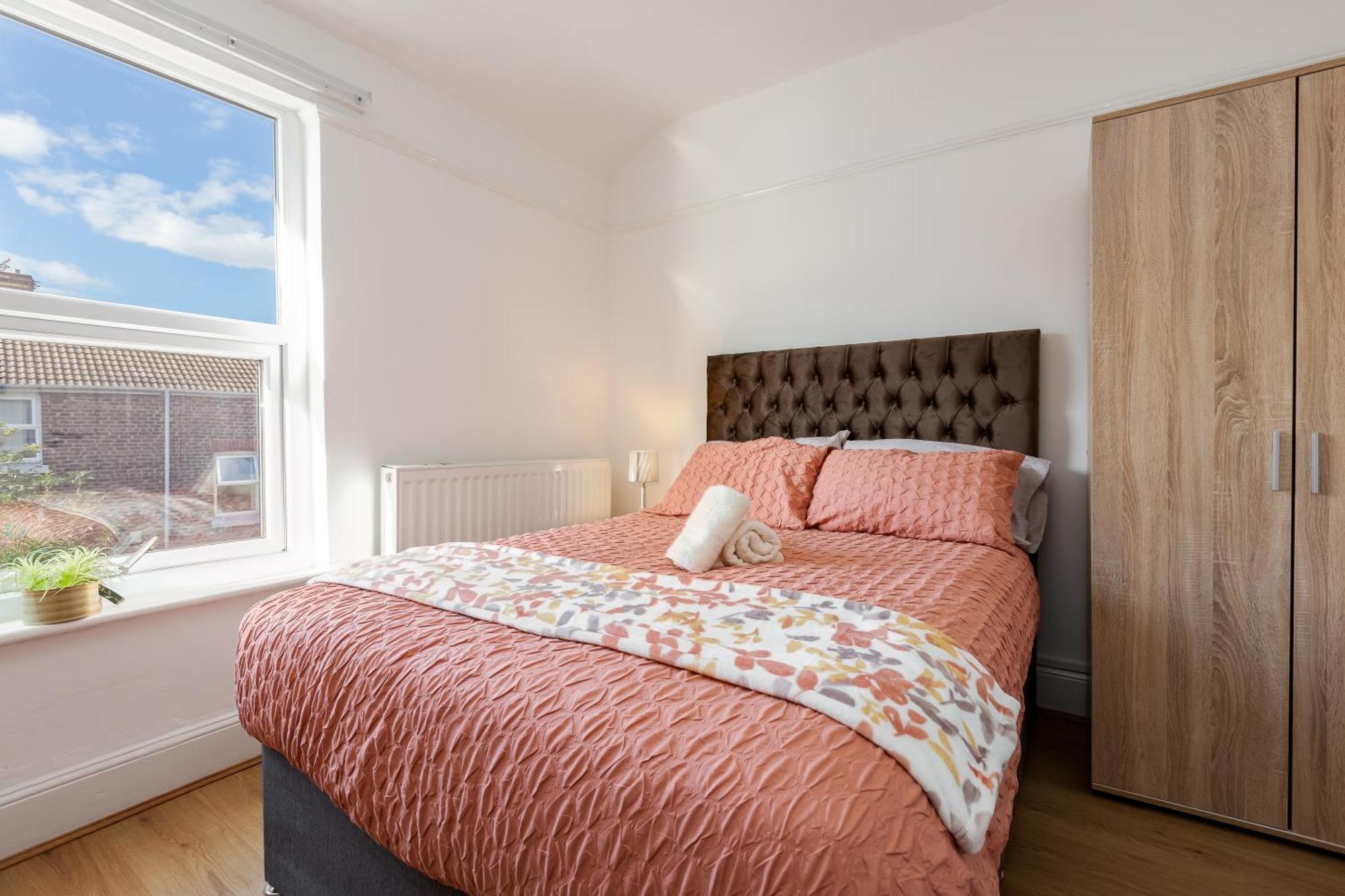 Grand Victorian 6 - En-suites, Hot Tub, Cinema Room, Private Parking & Park View * Liverpool