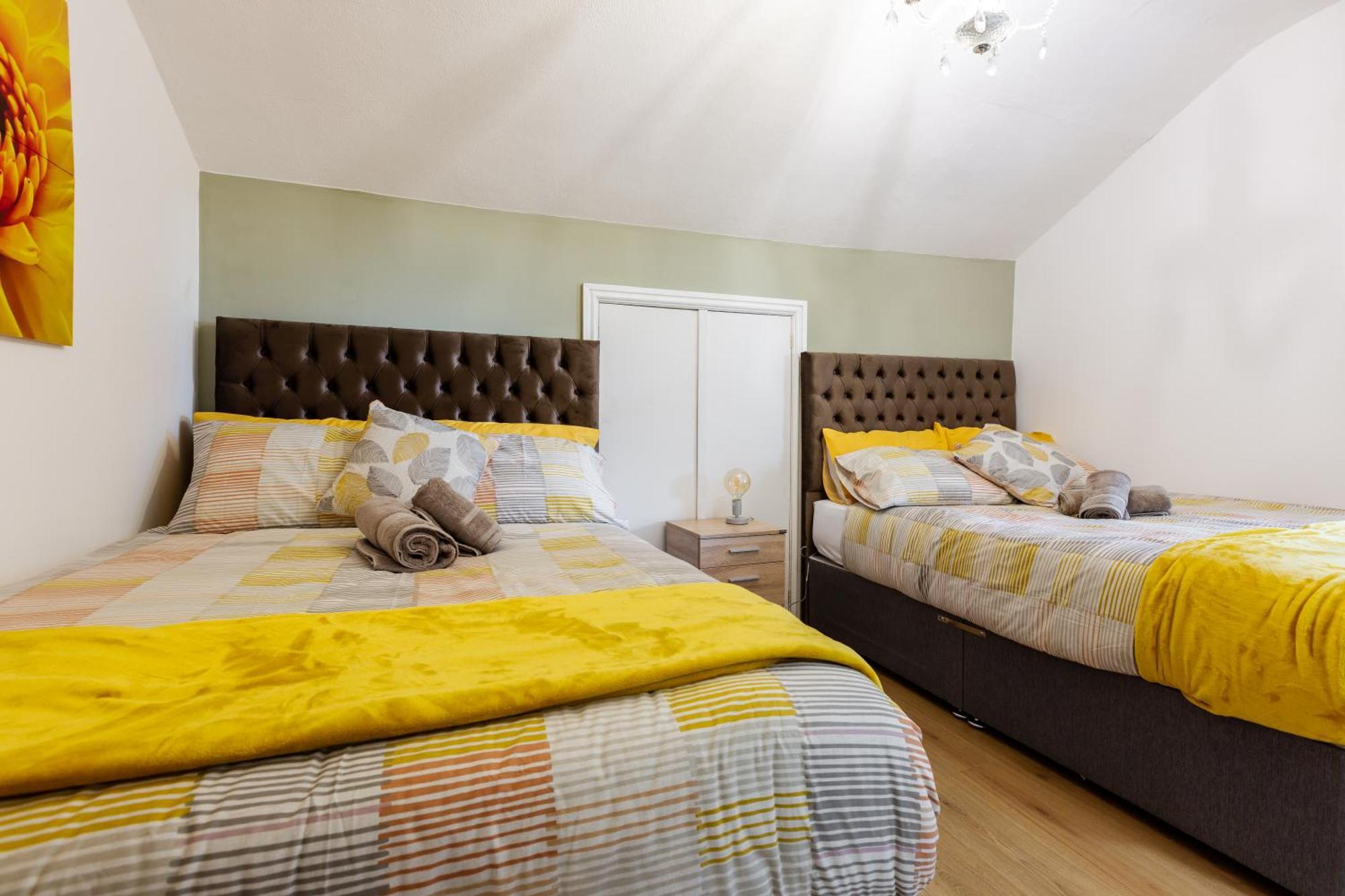 Villa Grand Victorian 6 - En-suites, Hot Tub, Cinema Room, Private Parking & Park View