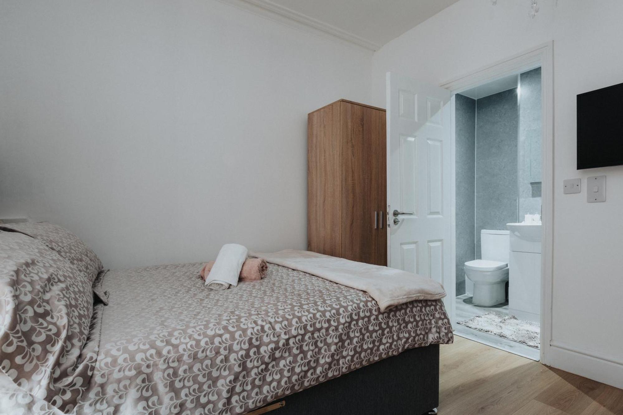 Grand Victorian 6 - En-suites, Hot Tub, Cinema Room, Private Parking & Park View Villa Liverpool