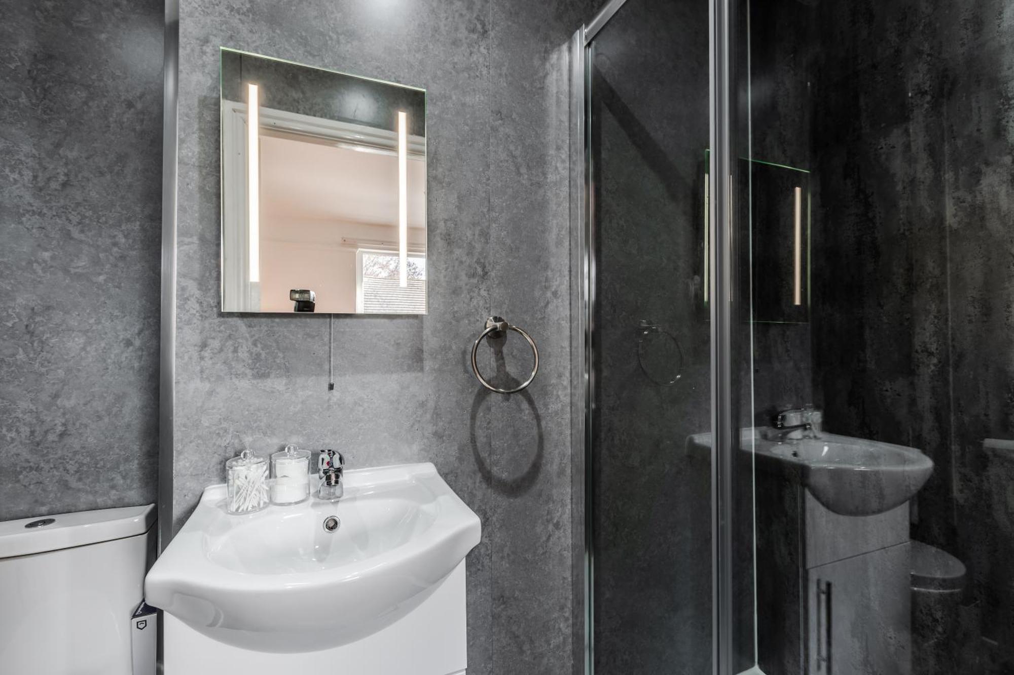 Grand Victorian 6 - En-suites, Hot Tub, Cinema Room, Private Parking & Park View * Liverpool