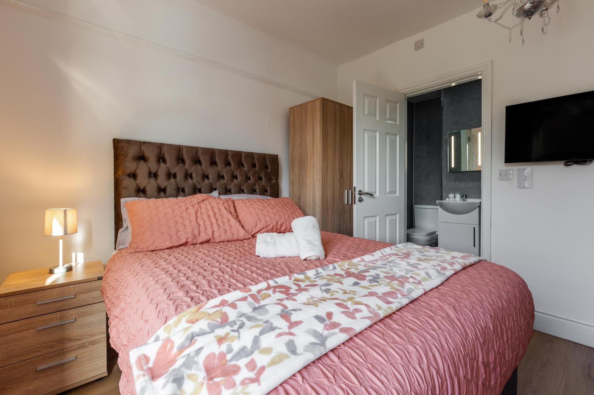 Villa Grand Victorian 6 - En-suites, Hot Tub, Cinema Room, Private Parking & Park View