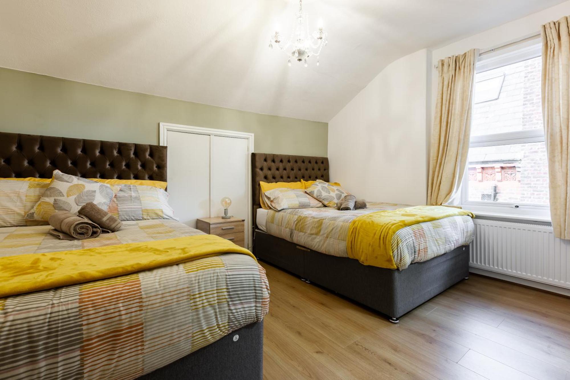 Villa Grand Victorian 6 - En-suites, Hot Tub, Cinema Room, Private Parking & Park View *