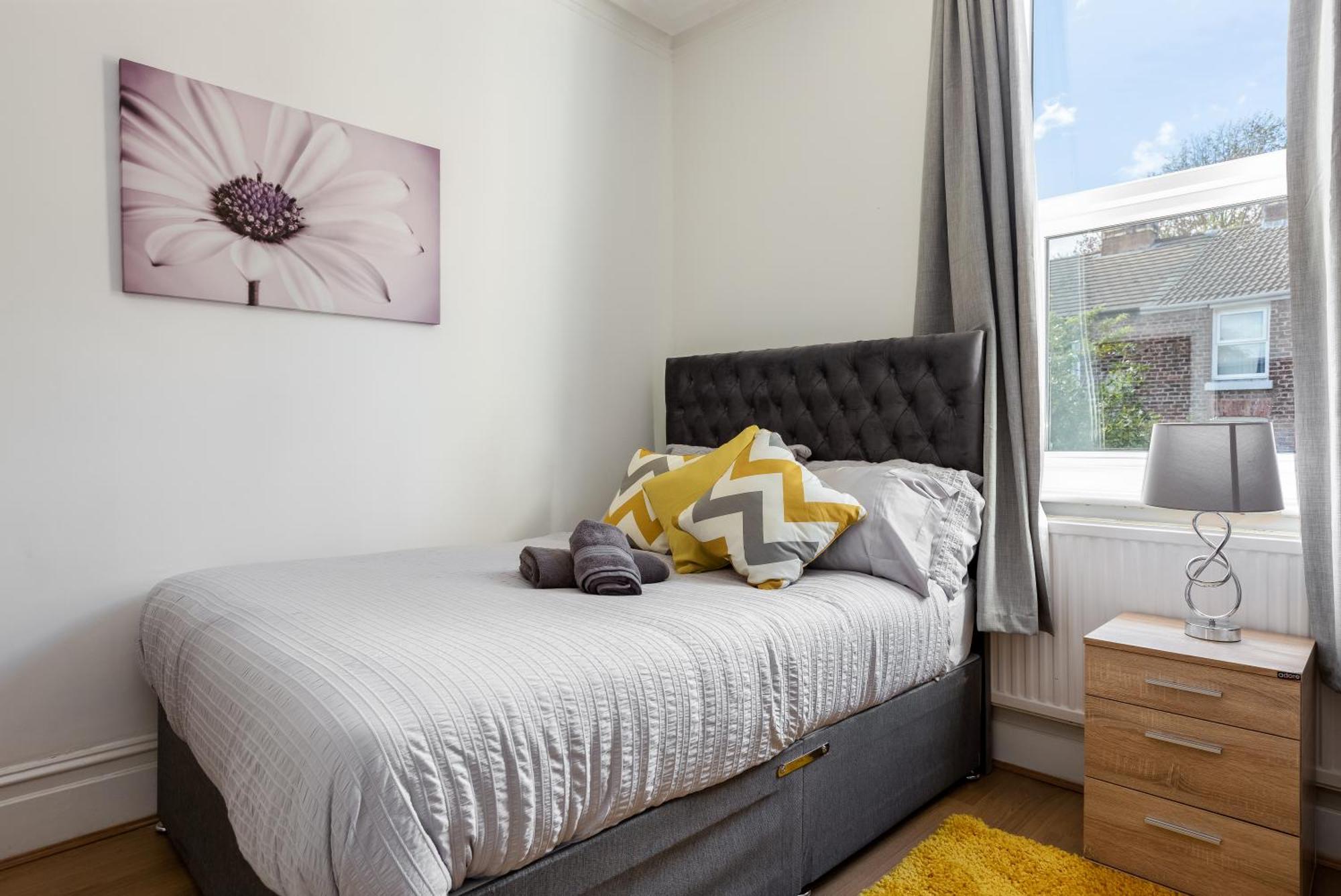 Grand Victorian 6 - En-suites, Hot Tub, Cinema Room, Private Parking & Park View *