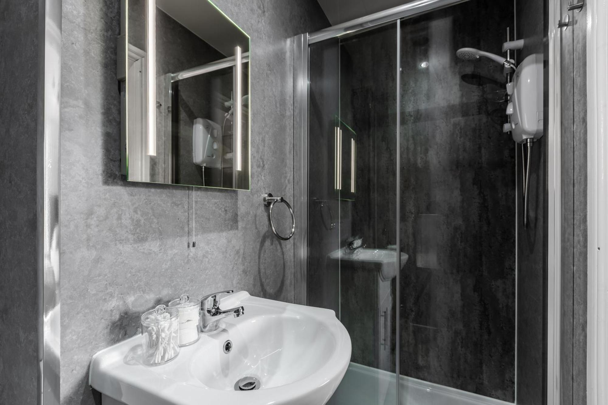 Grand Victorian 6 - En-suites, Hot Tub, Cinema Room, Private Parking & Park View Liverpool