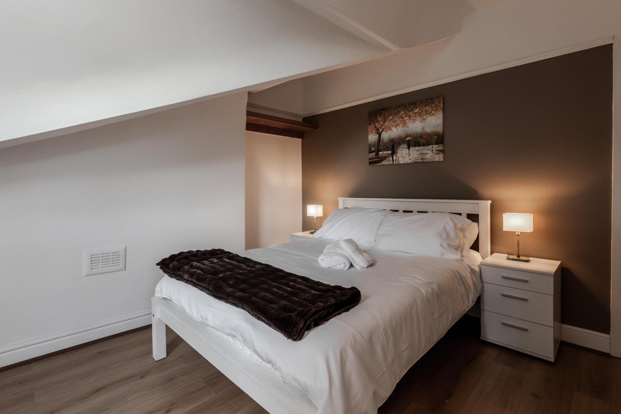 Grand Victorian 6 - En-suites, Hot Tub, Cinema Room, Private Parking & Park View