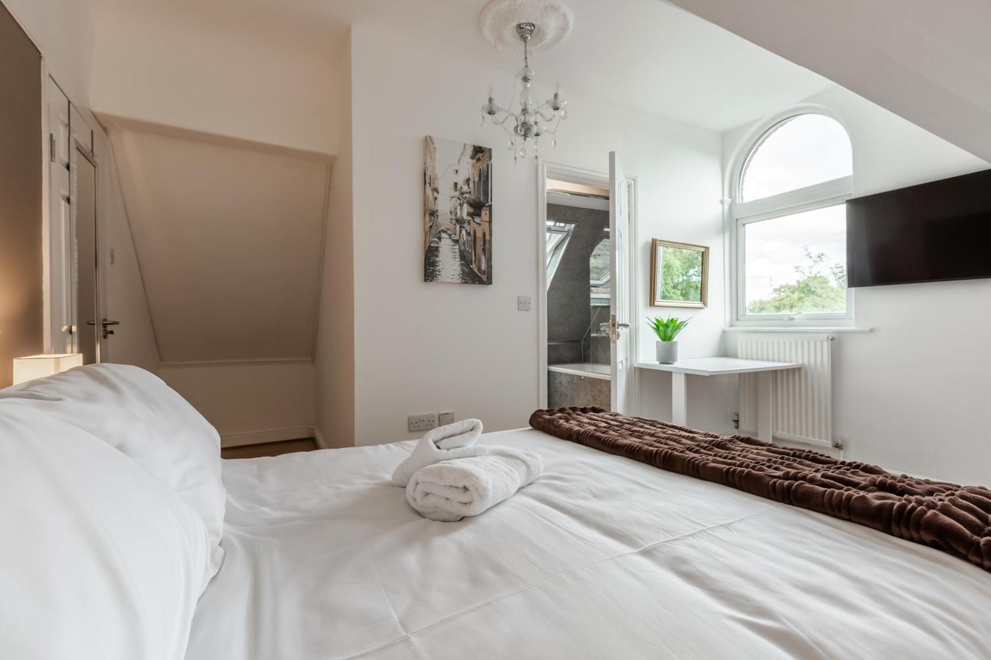 Grand Victorian 6 - En-suites, Hot Tub, Cinema Room, Private Parking & Park View Villa Liverpool