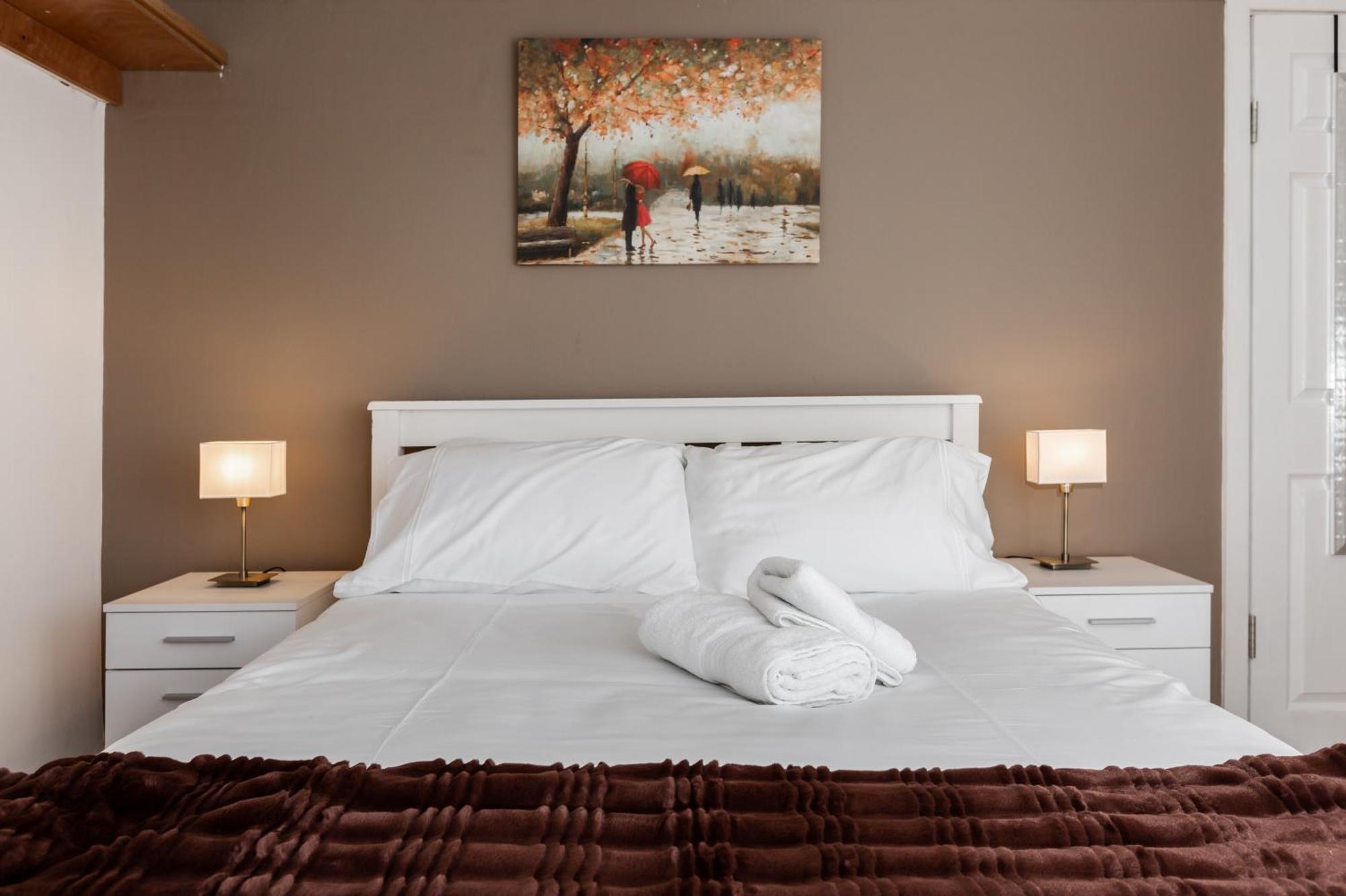 Grand Victorian 6 - En-suites, Hot Tub, Cinema Room, Private Parking & Park View Liverpool