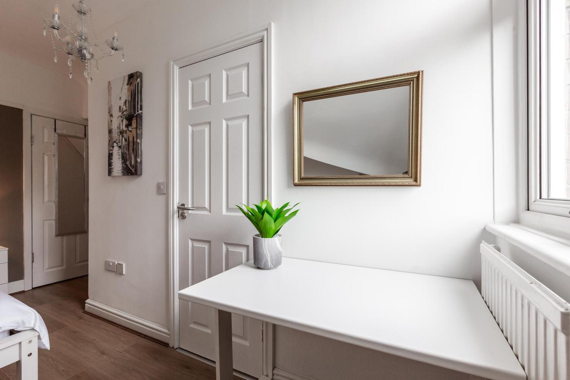 Grand Victorian 6 - En-suites, Hot Tub, Cinema Room, Private Parking & Park View * Liverpool