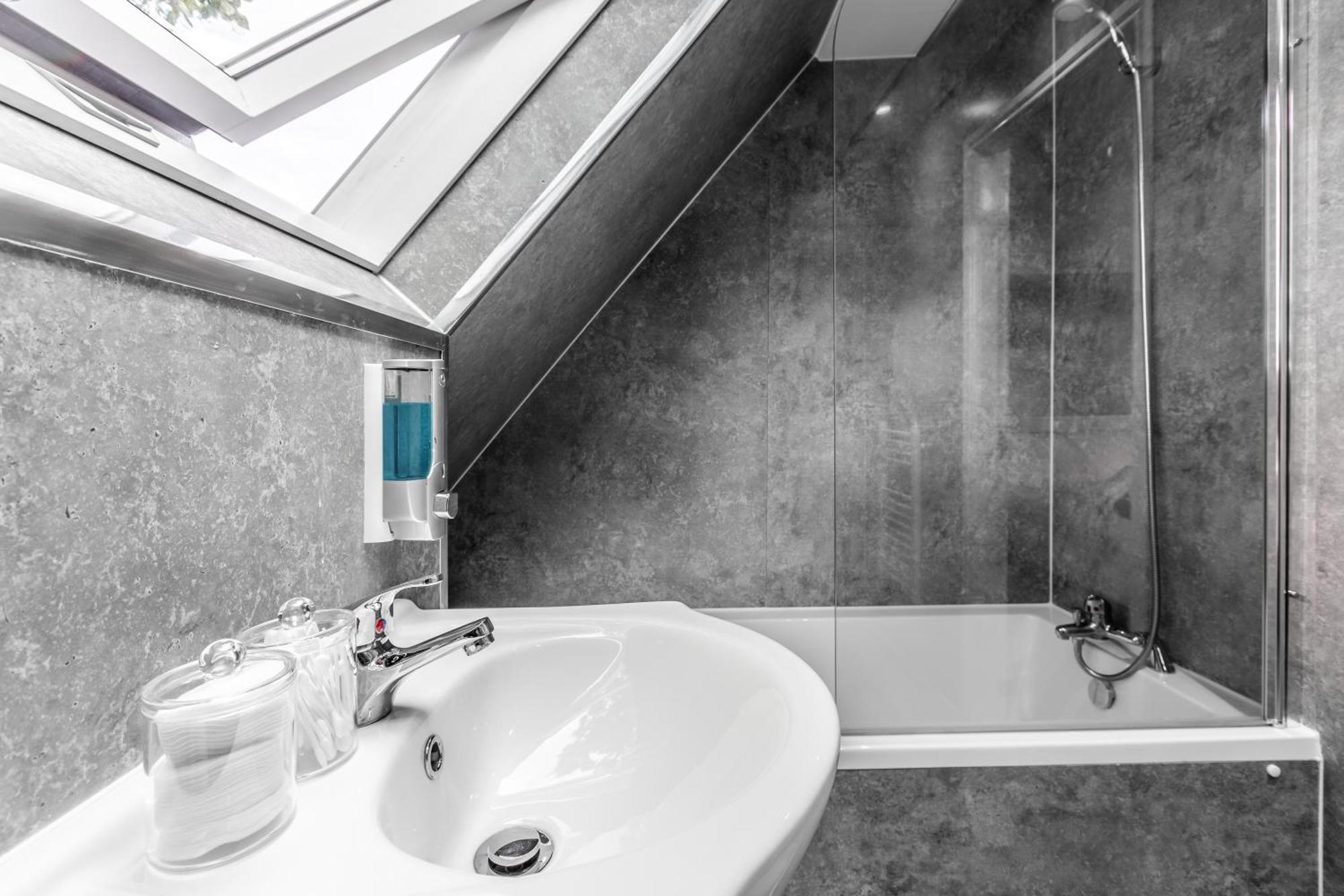 Grand Victorian 6 - En-suites, Hot Tub, Cinema Room, Private Parking & Park View
