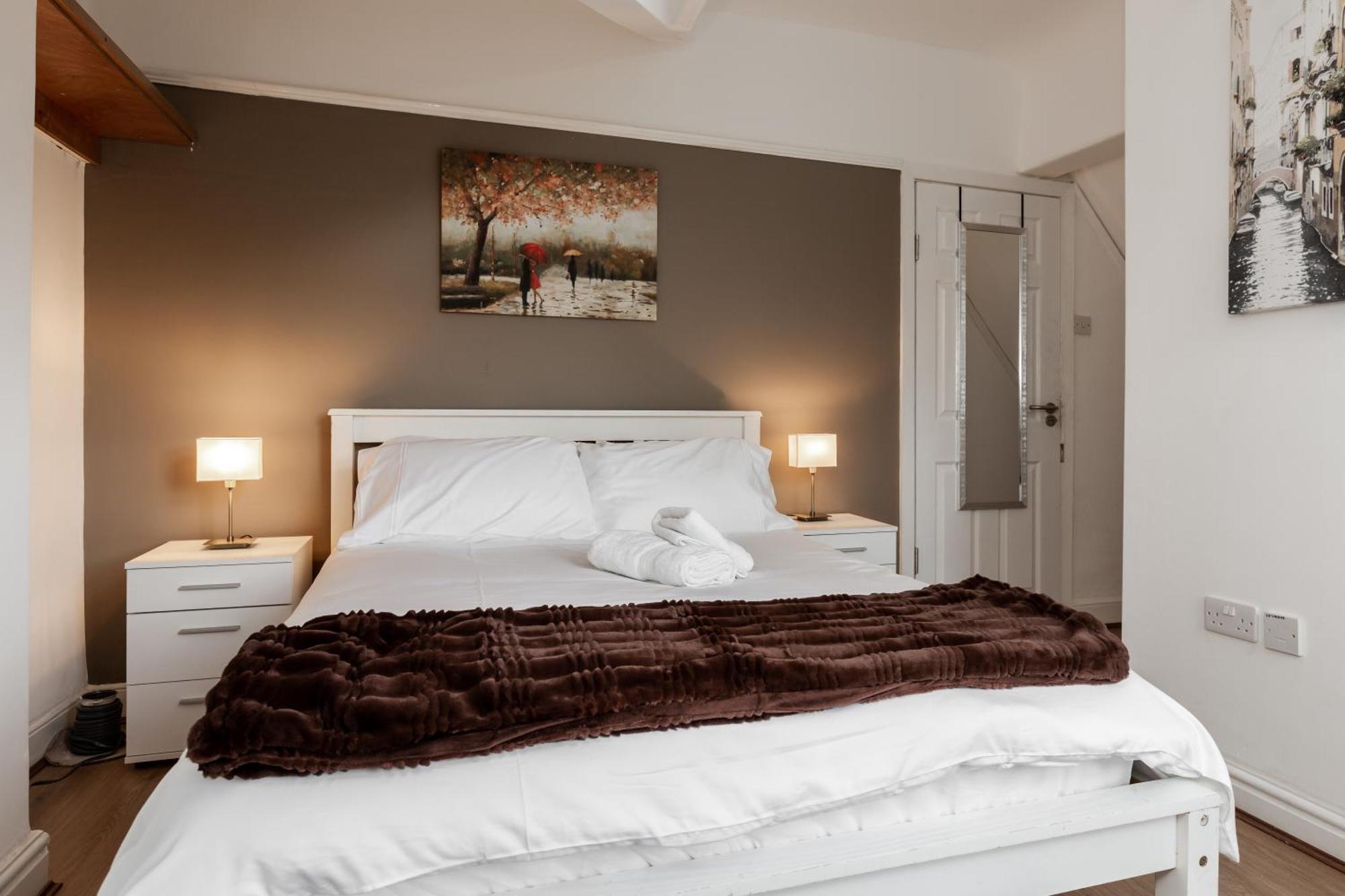 Villa Grand Victorian 6 - En-suites, Hot Tub, Cinema Room, Private Parking & Park View Liverpool