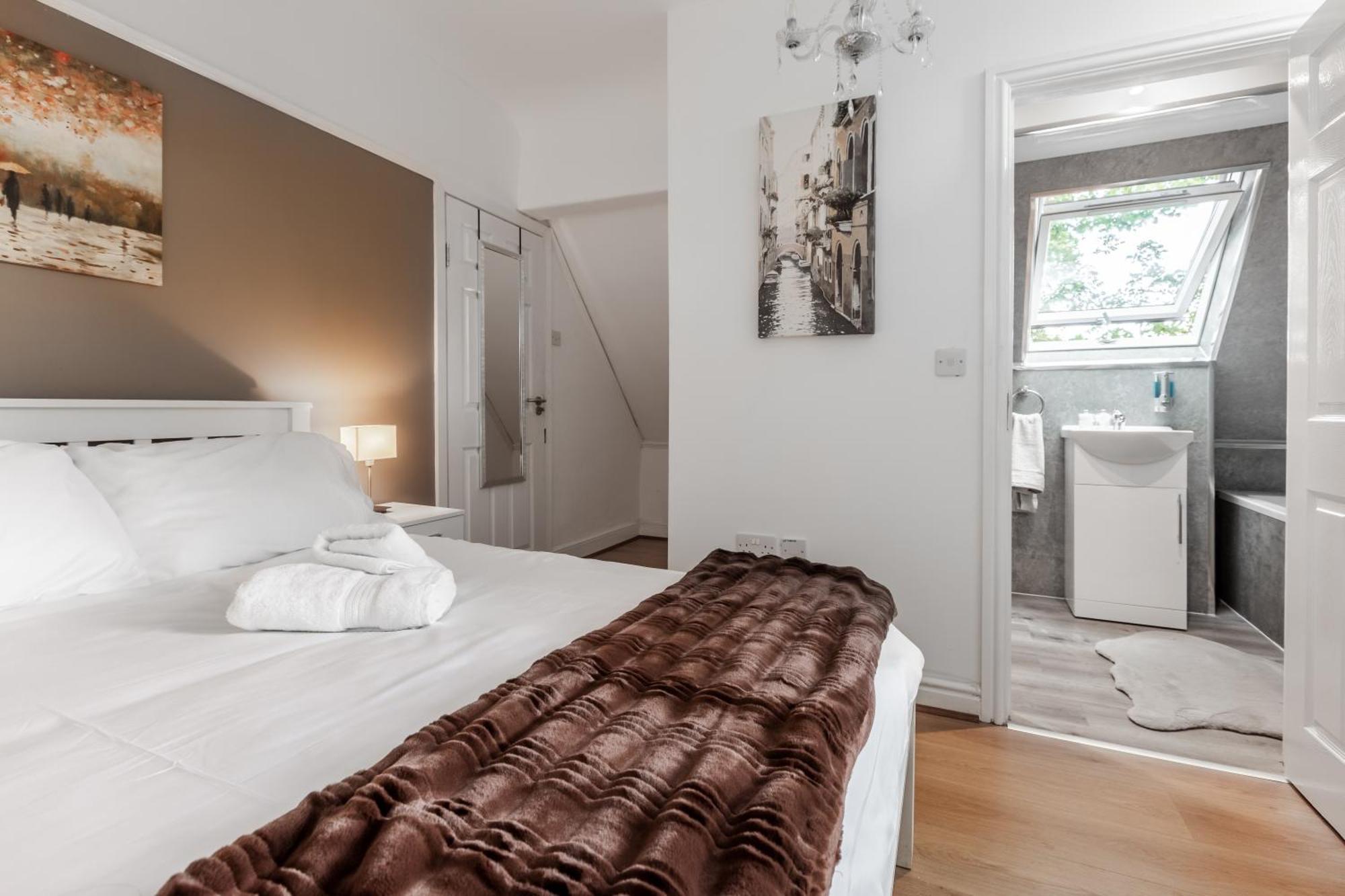 Villa Grand Victorian 6 - En-suites, Hot Tub, Cinema Room, Private Parking & Park View Liverpool