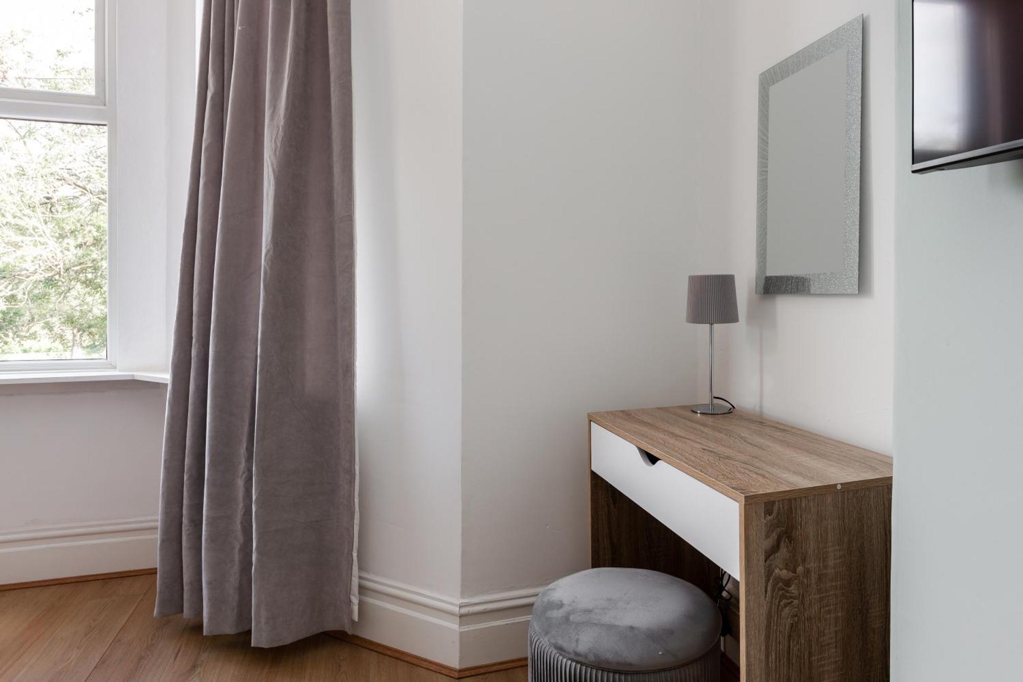 Grand Victorian 6 - En-suites, Hot Tub, Cinema Room, Private Parking & Park View