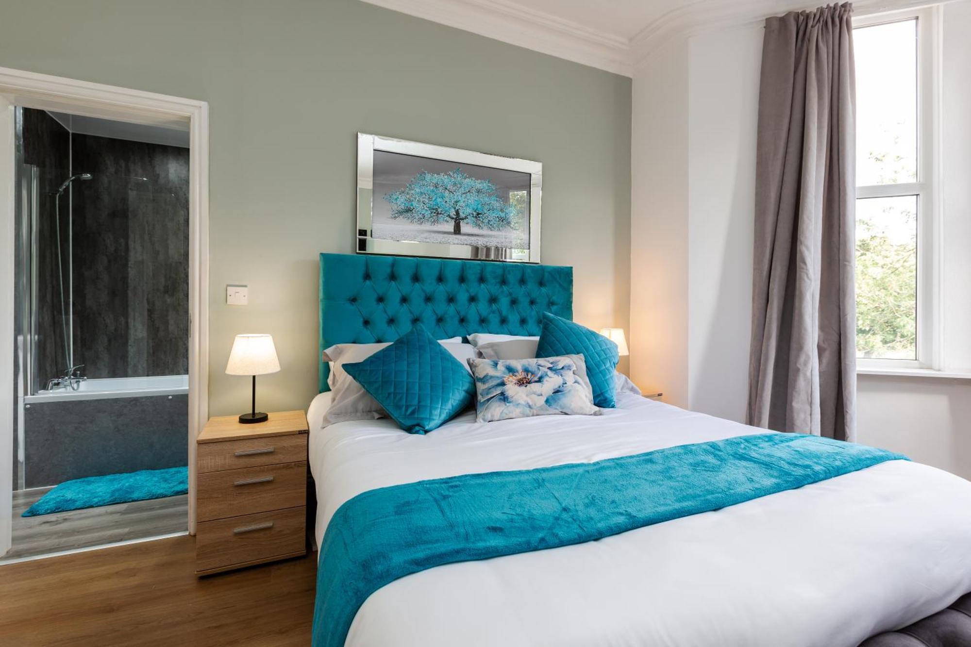 Grand Victorian 6 - En-suites, Hot Tub, Cinema Room, Private Parking & Park View * Liverpool