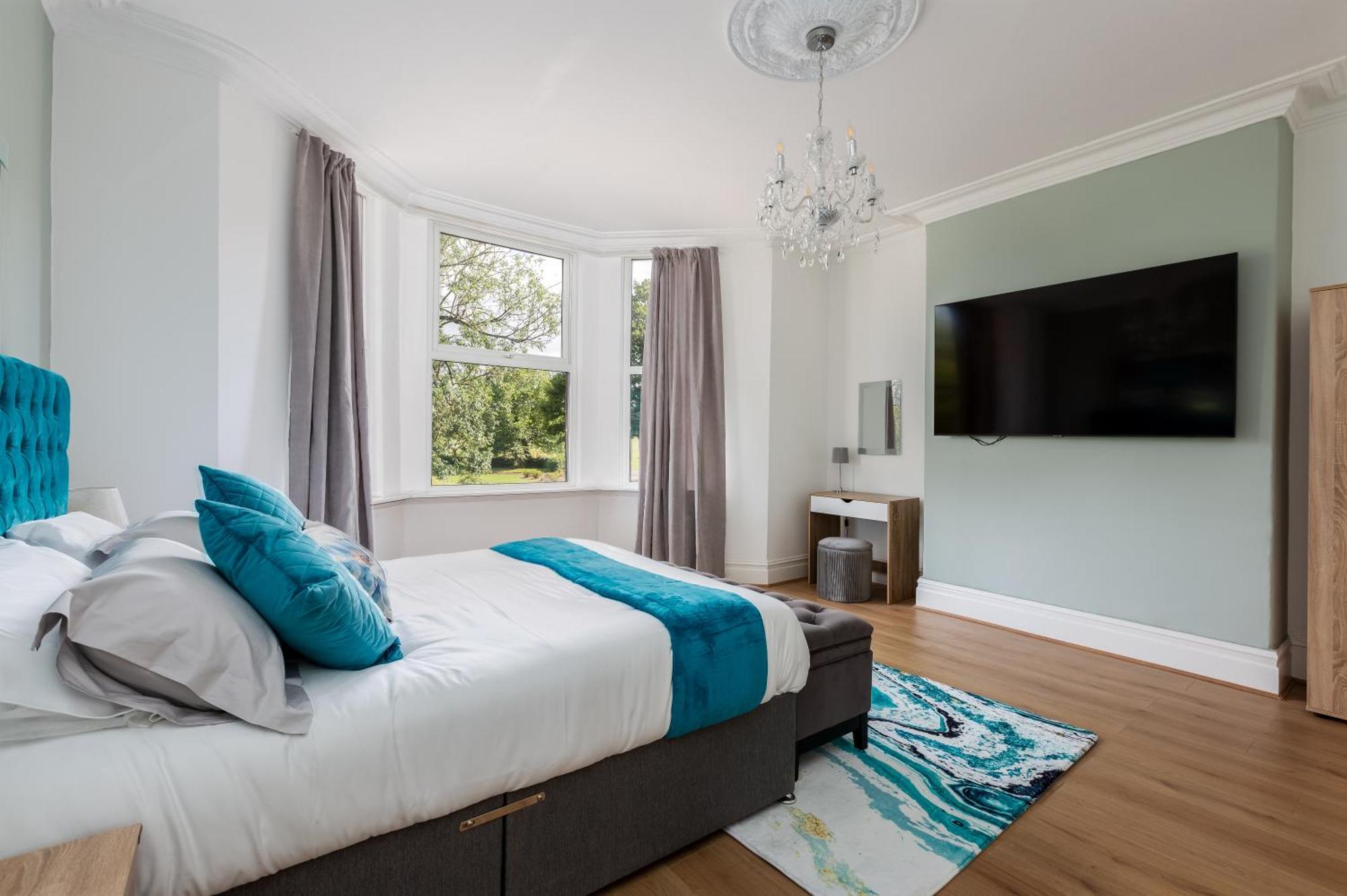 Grand Victorian 6 - En-suites, Hot Tub, Cinema Room, Private Parking & Park View Villa Liverpool