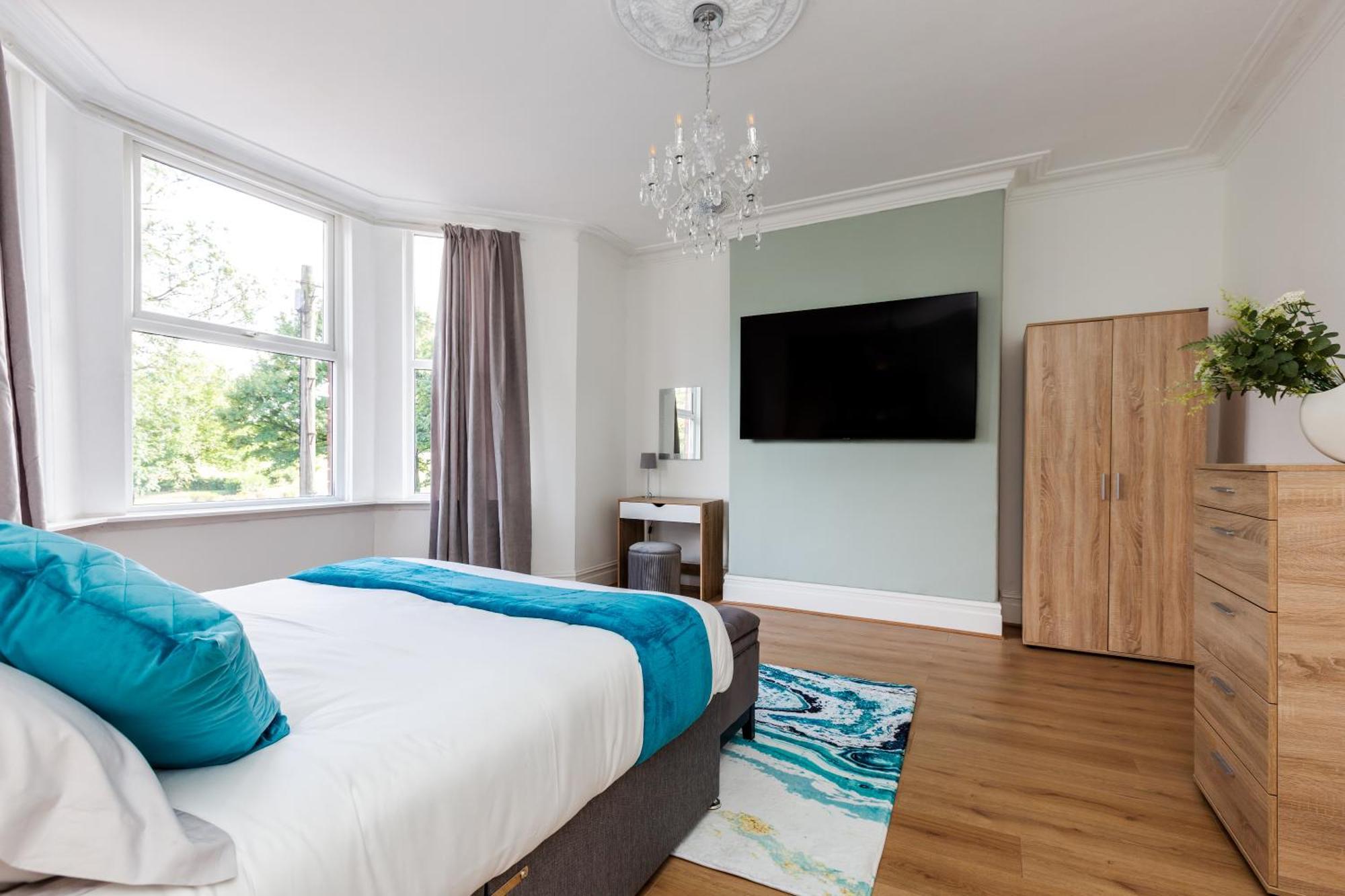 Grand Victorian 6 - En-suites, Hot Tub, Cinema Room, Private Parking & Park View Liverpool