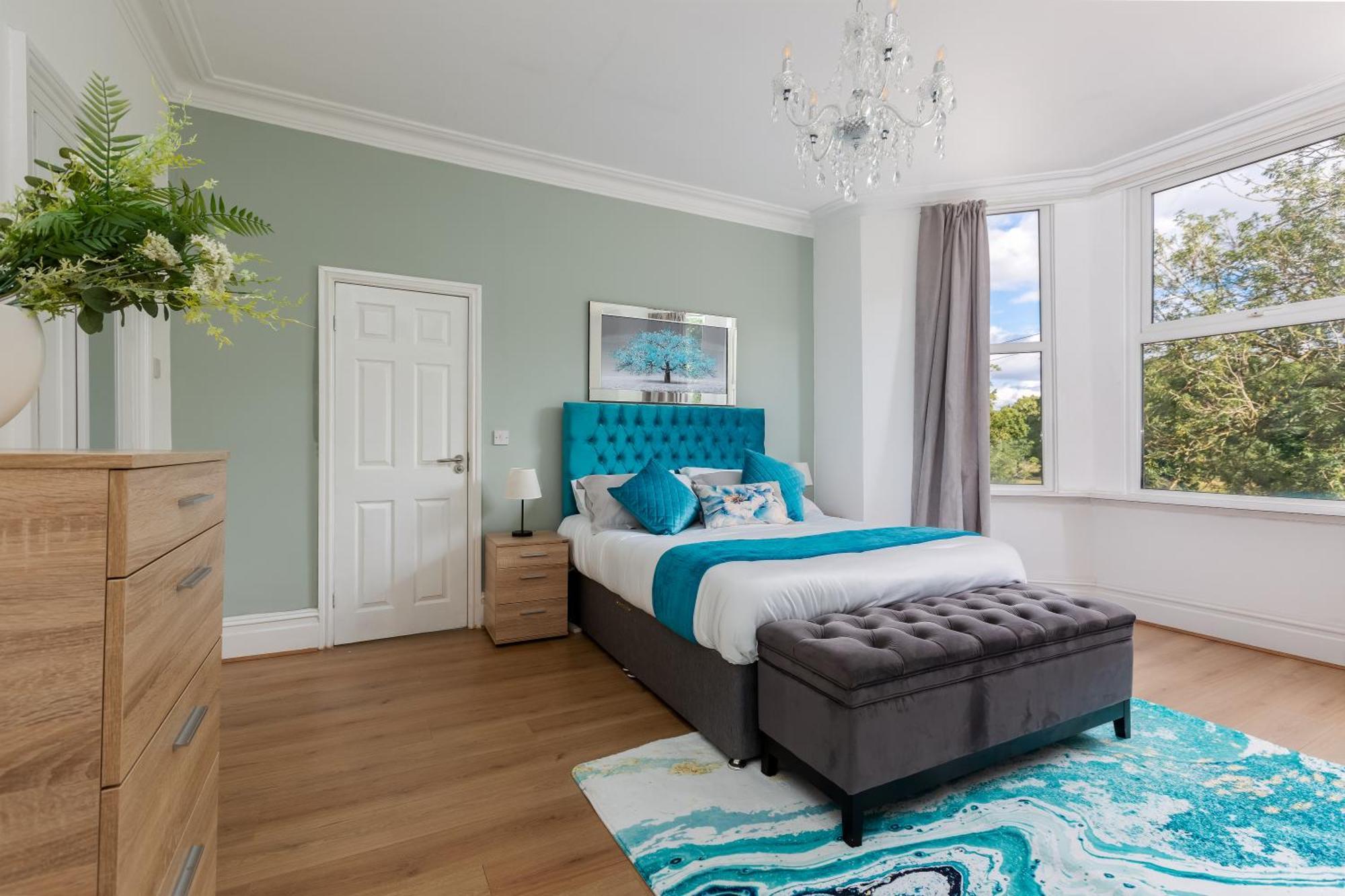 Grand Victorian 6 - En-suites, Hot Tub, Cinema Room, Private Parking & Park View Villa *