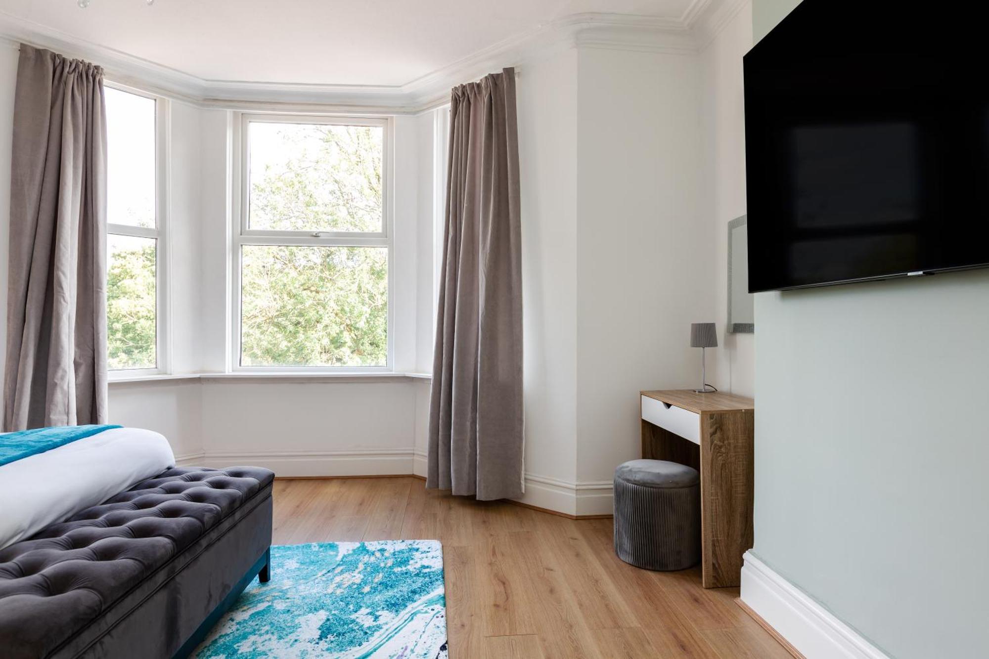 Grand Victorian 6 - En-suites, Hot Tub, Cinema Room, Private Parking & Park View *