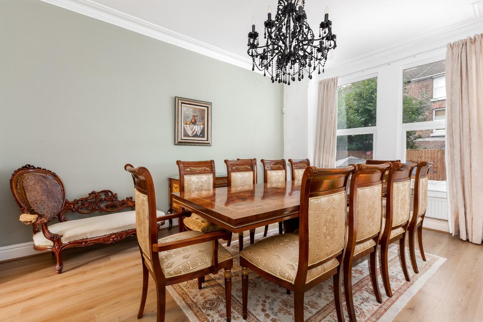 Grand Victorian 6 - En-suites, Hot Tub, Cinema Room, Private Parking & Park View Villa Liverpool