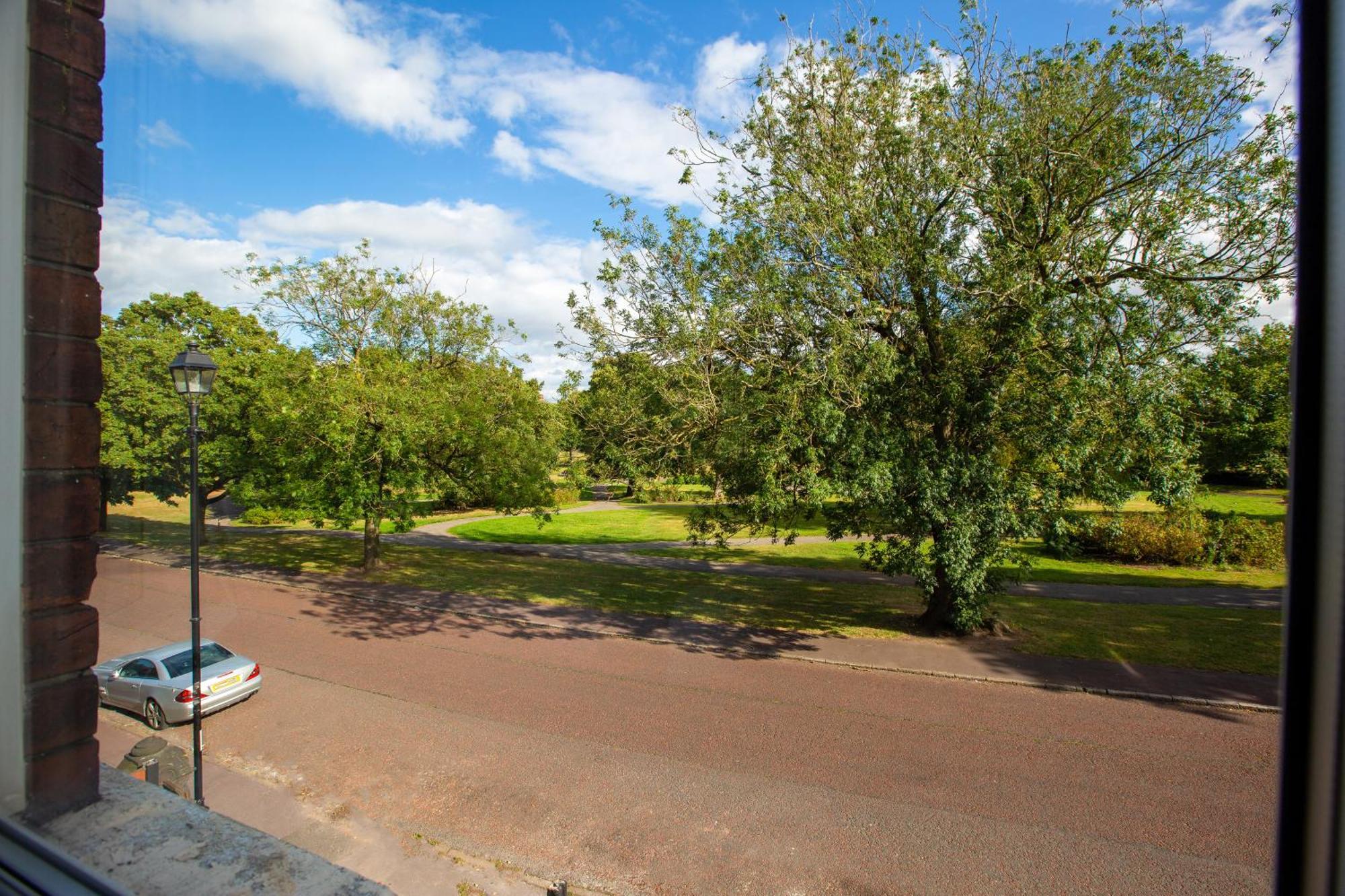 Grand Victorian 6 - En-suites, Hot Tub, Cinema Room, Private Parking & Park View Villa Liverpool