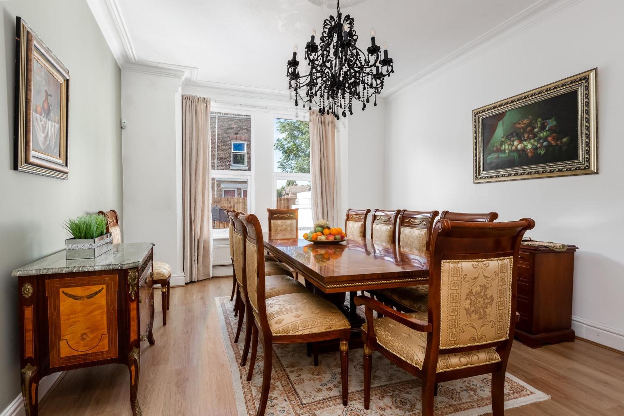 Grand Victorian 6 - En-suites, Hot Tub, Cinema Room, Private Parking & Park View * Liverpool