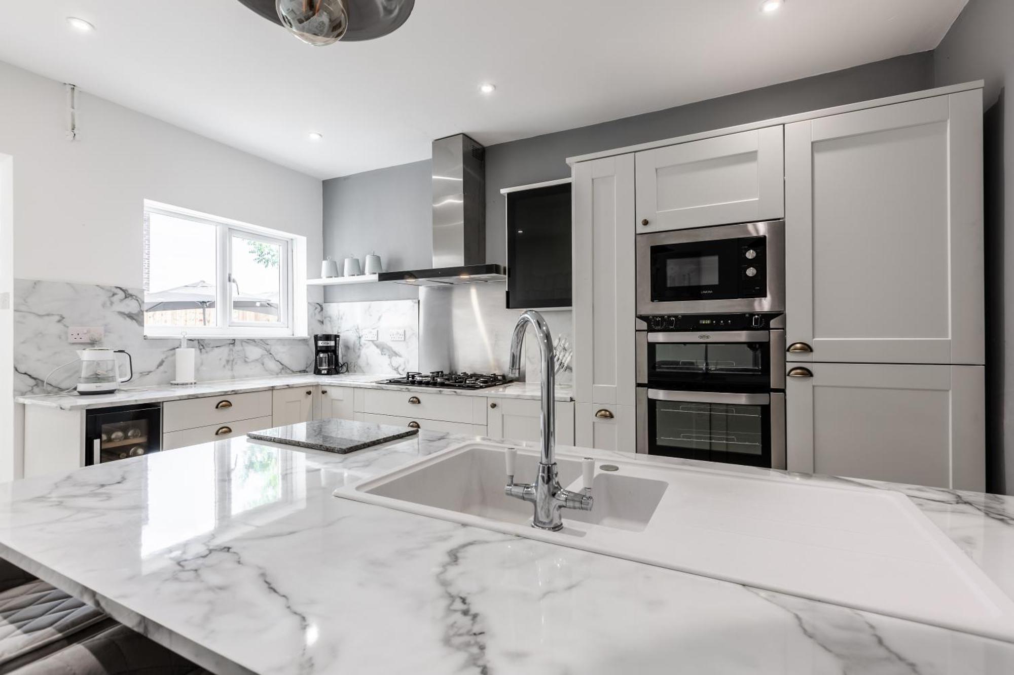 Grand Victorian 6 - En-suites, Hot Tub, Cinema Room, Private Parking & Park View *