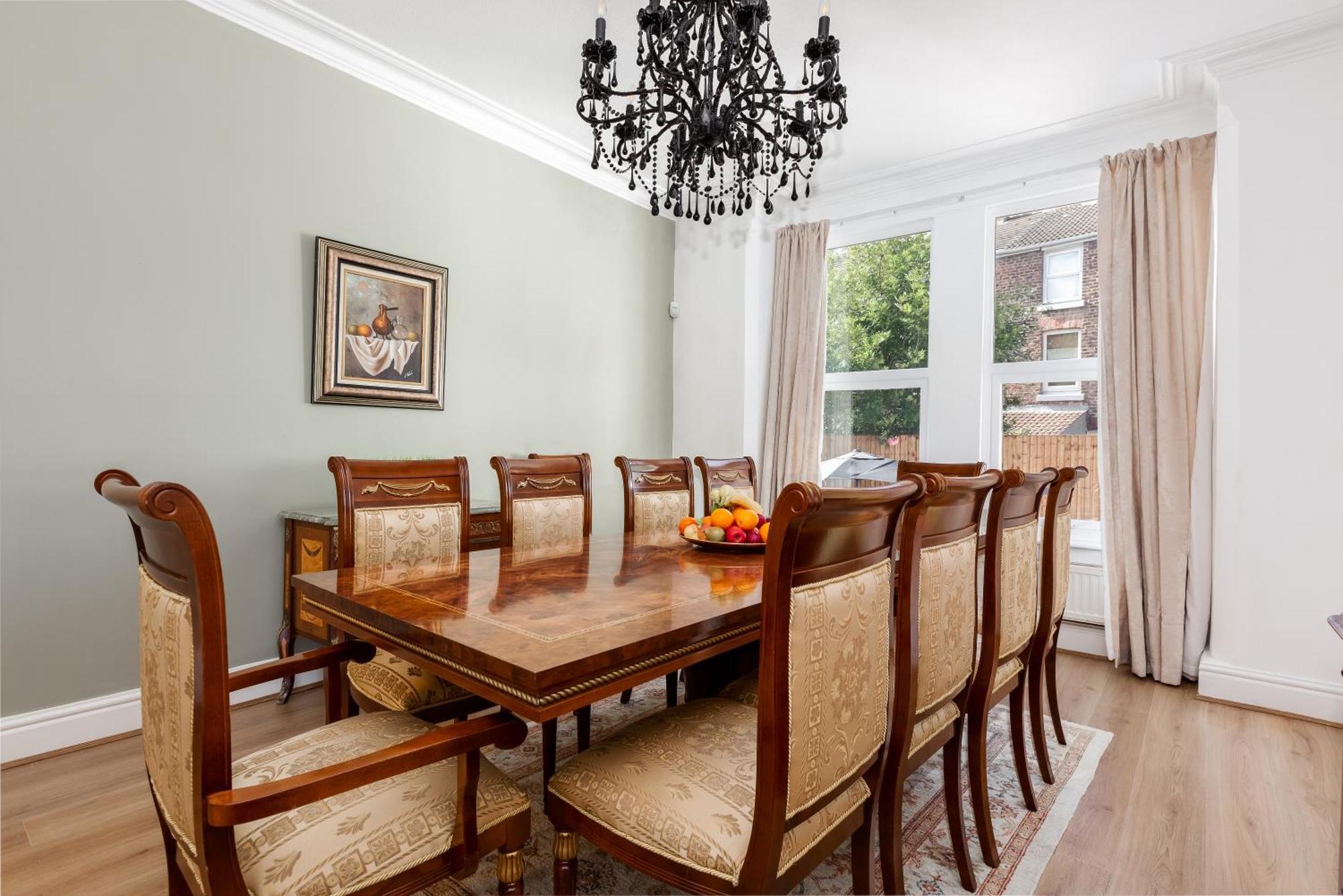 Grand Victorian 6 - En-suites, Hot Tub, Cinema Room, Private Parking & Park View * Liverpool