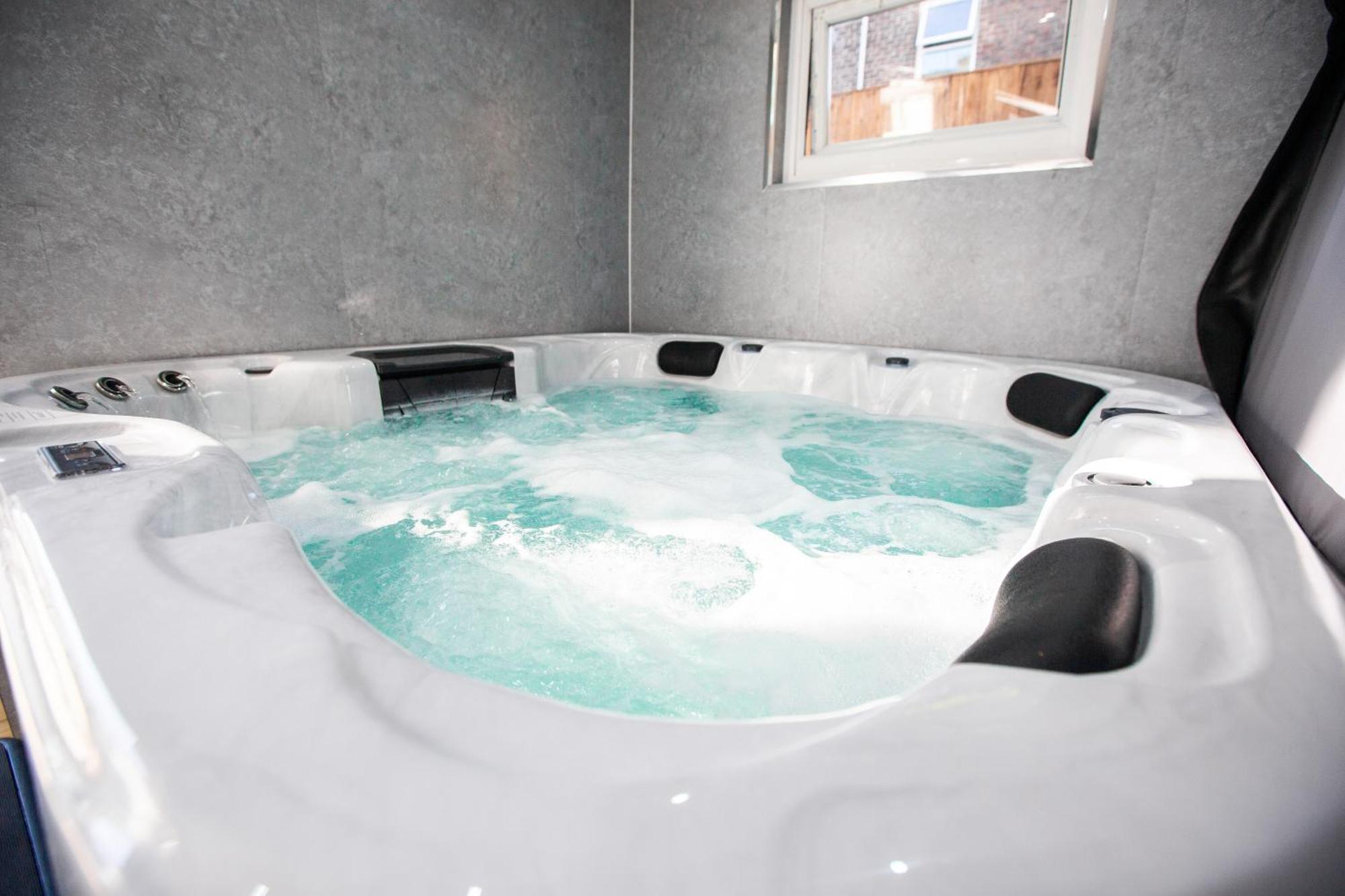 Grand Victorian 6 - En-suites, Hot Tub, Cinema Room, Private Parking & Park View Villa